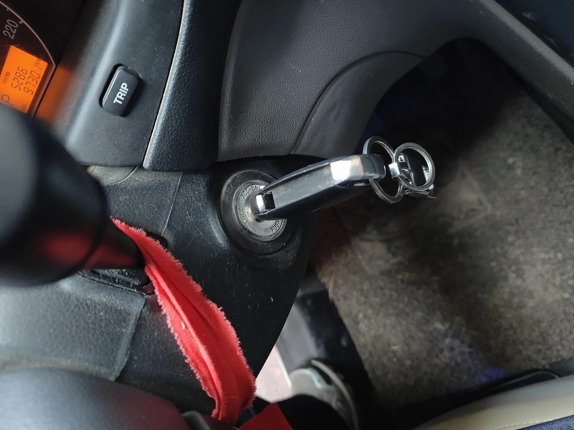 Kia Carens 2011 2.0L 7-Seater Automatic Standard Edition — миниатюра 9