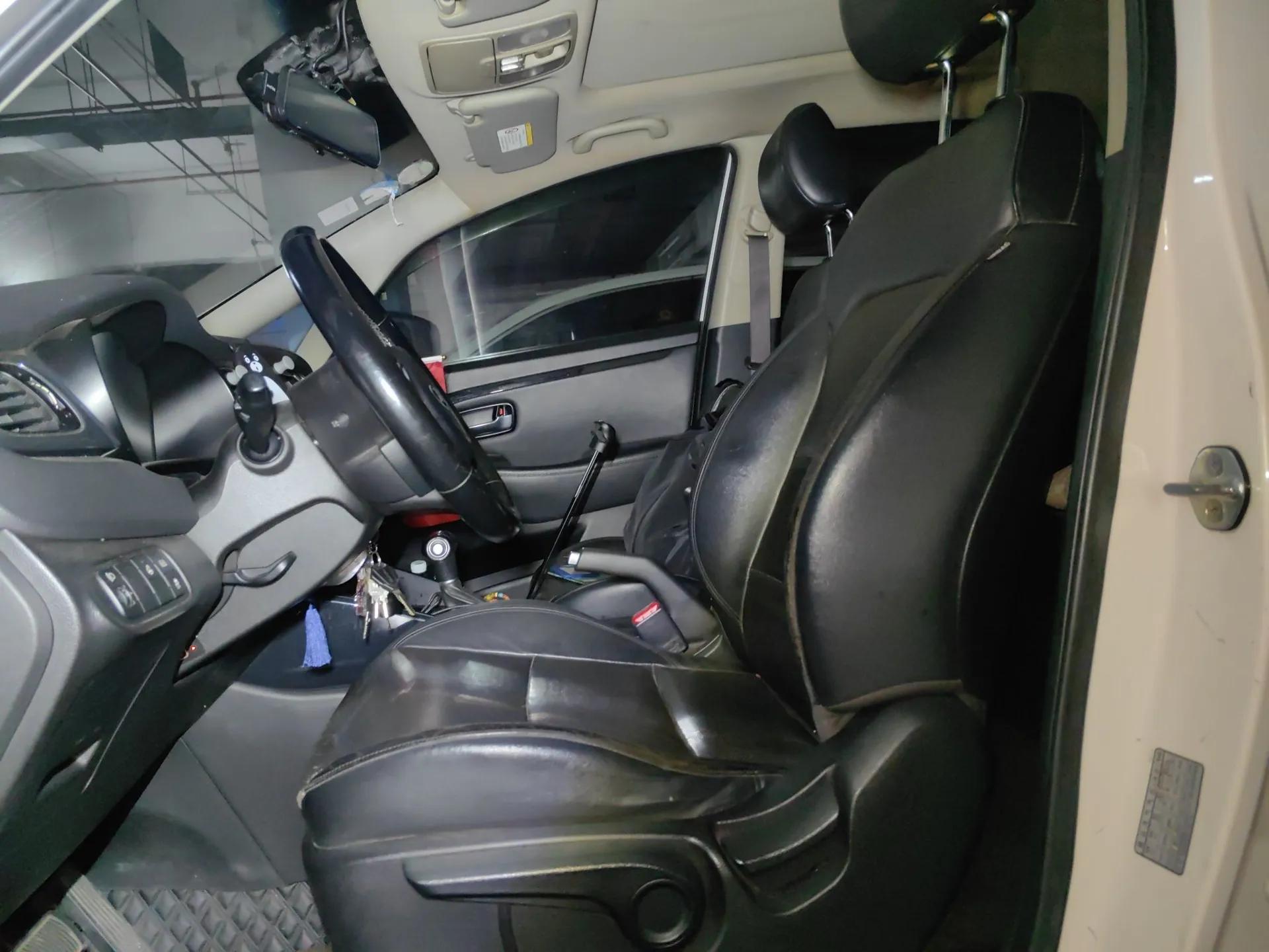 Kia Carens 2013 2.0L 5-Seater Automatic Comfort Version China IV Standard — миниатюра 16