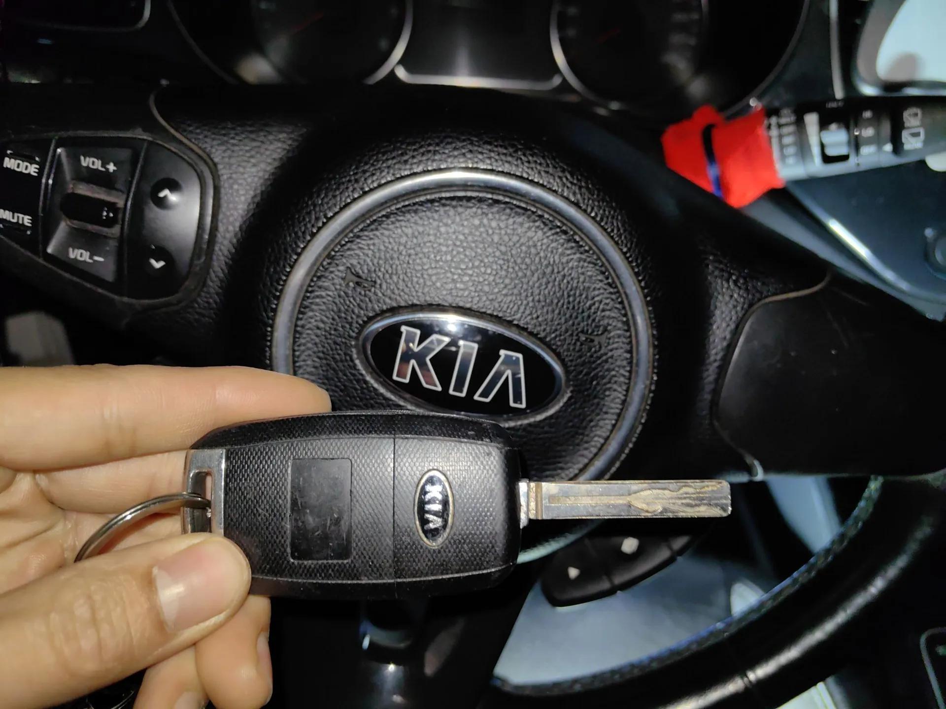 Kia Carens 2013 2.0L 5-Seater Automatic Comfort Version China IV Standard — миниатюра 9