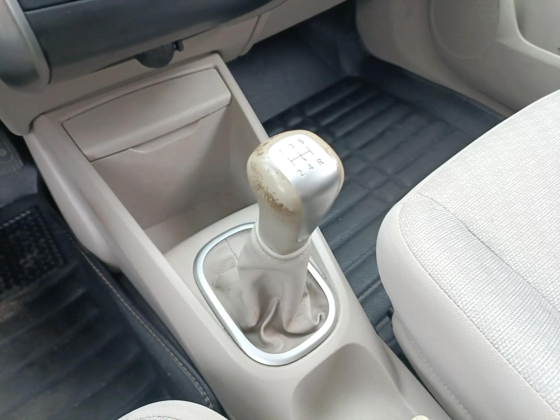 Venucia D50 2015 1.6L Manual Fashion Edition — миниатюра 16