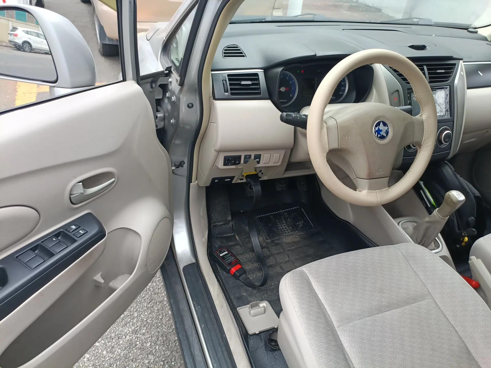 Venucia D50 2015 1.6L Manual Fashion Edition — миниатюра 18