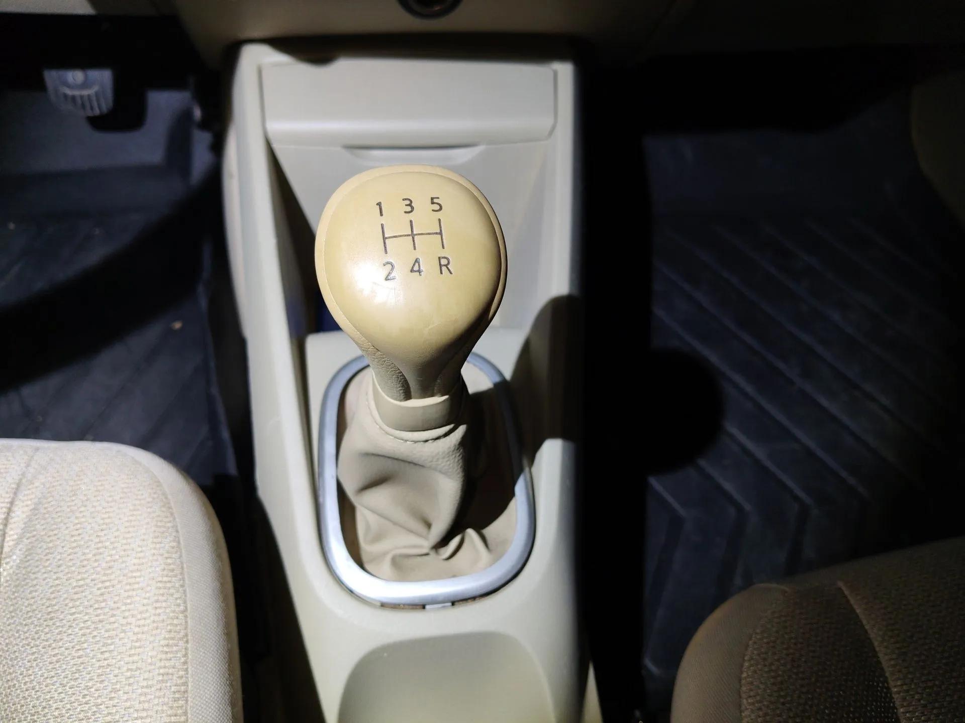 Venucia D50 2013 1.6L Manual Fashion Edition — миниатюра 15