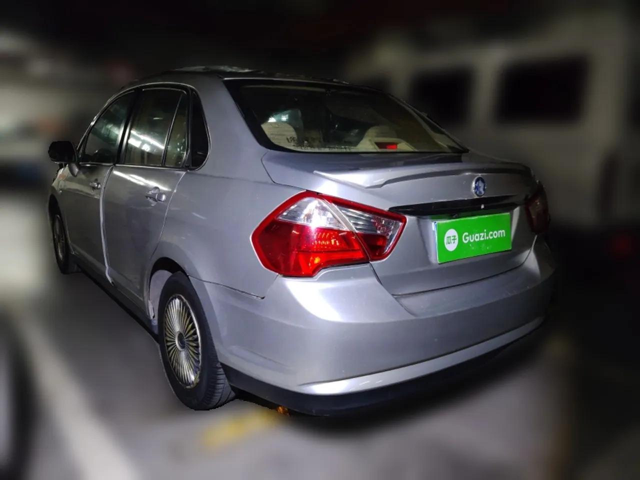 Venucia D50 2013 1.6L Manual Fashion Edition — миниатюра 4