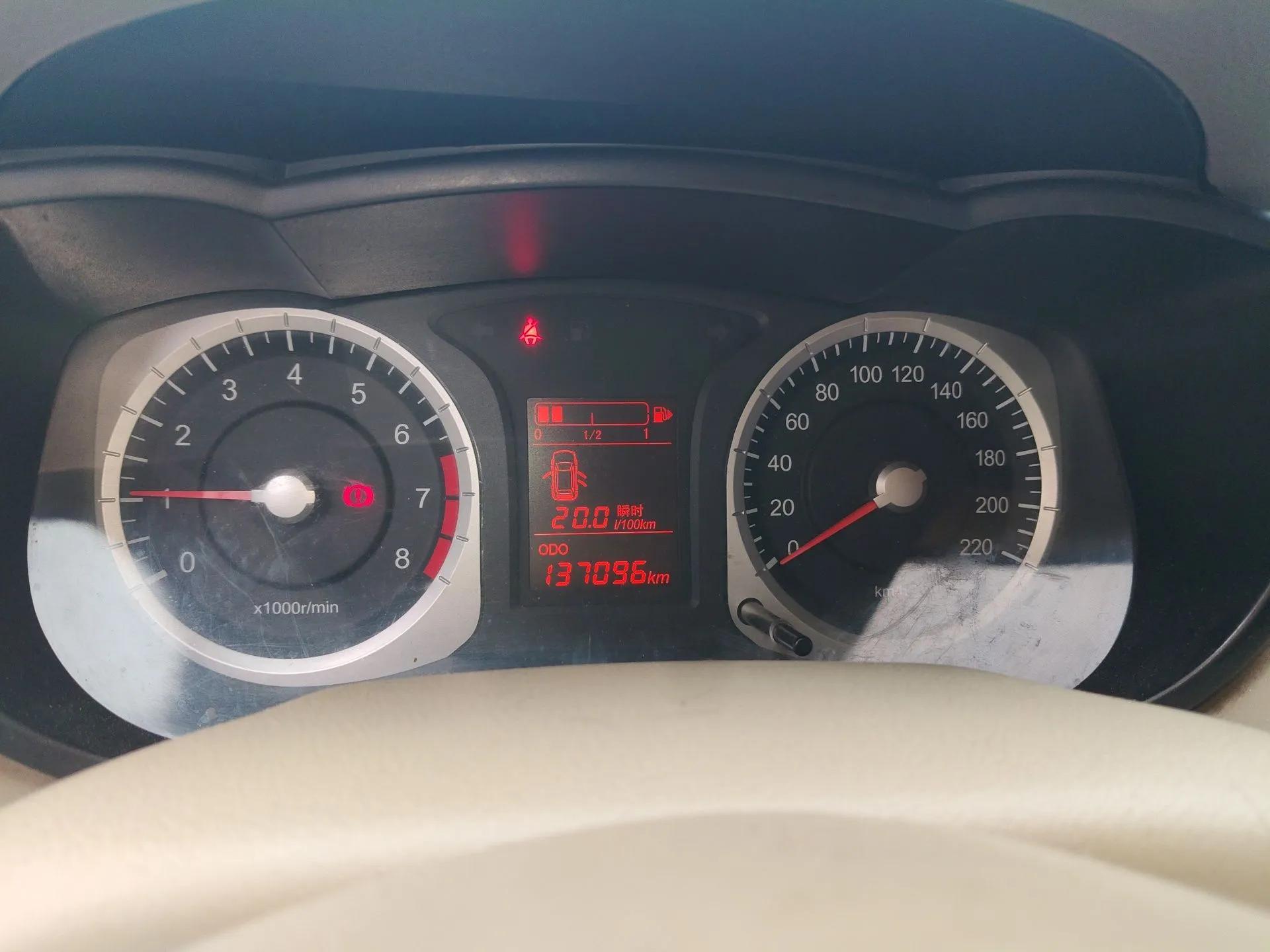 Venucia D50 2013 1.6L Manual Fashion Edition — миниатюра 12