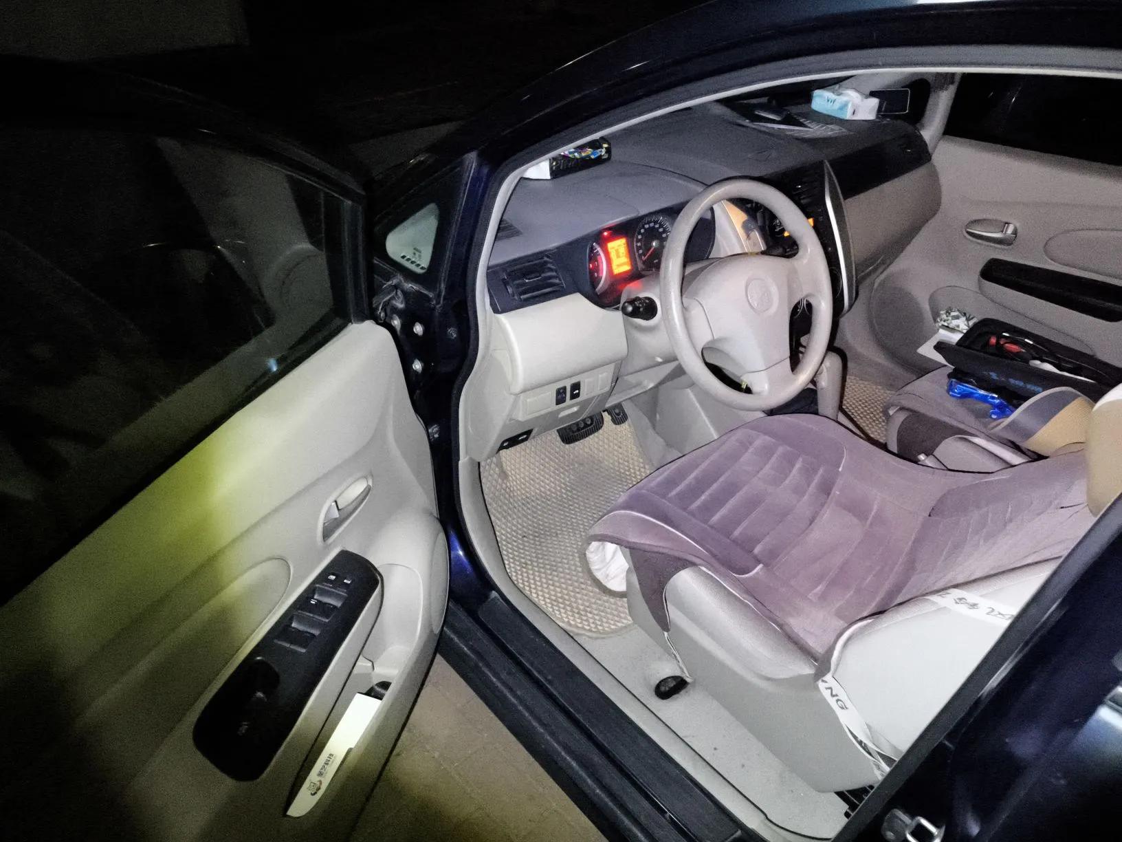 Venucia D50 2012 1.6L Automatic Comfort Edition — миниатюра 17