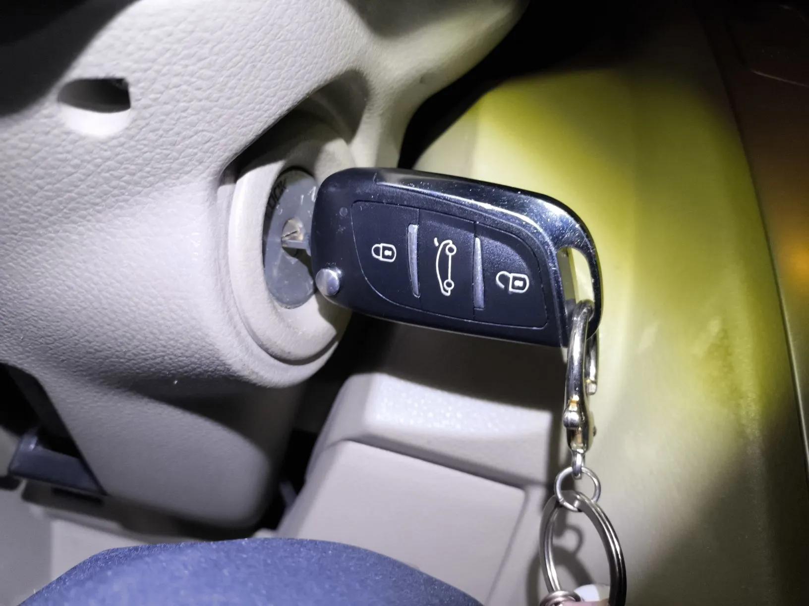 Venucia D50 2012 1.6L Automatic Comfort Edition — миниатюра 9