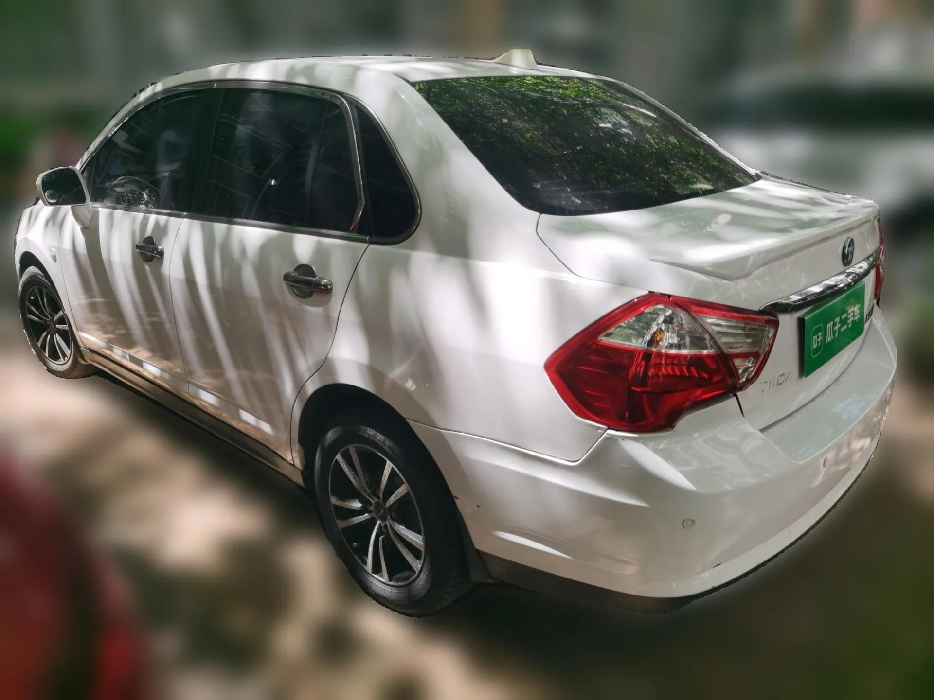 Venucia D50 2013 1.6L Automatic Fashion Edition — миниатюра 4