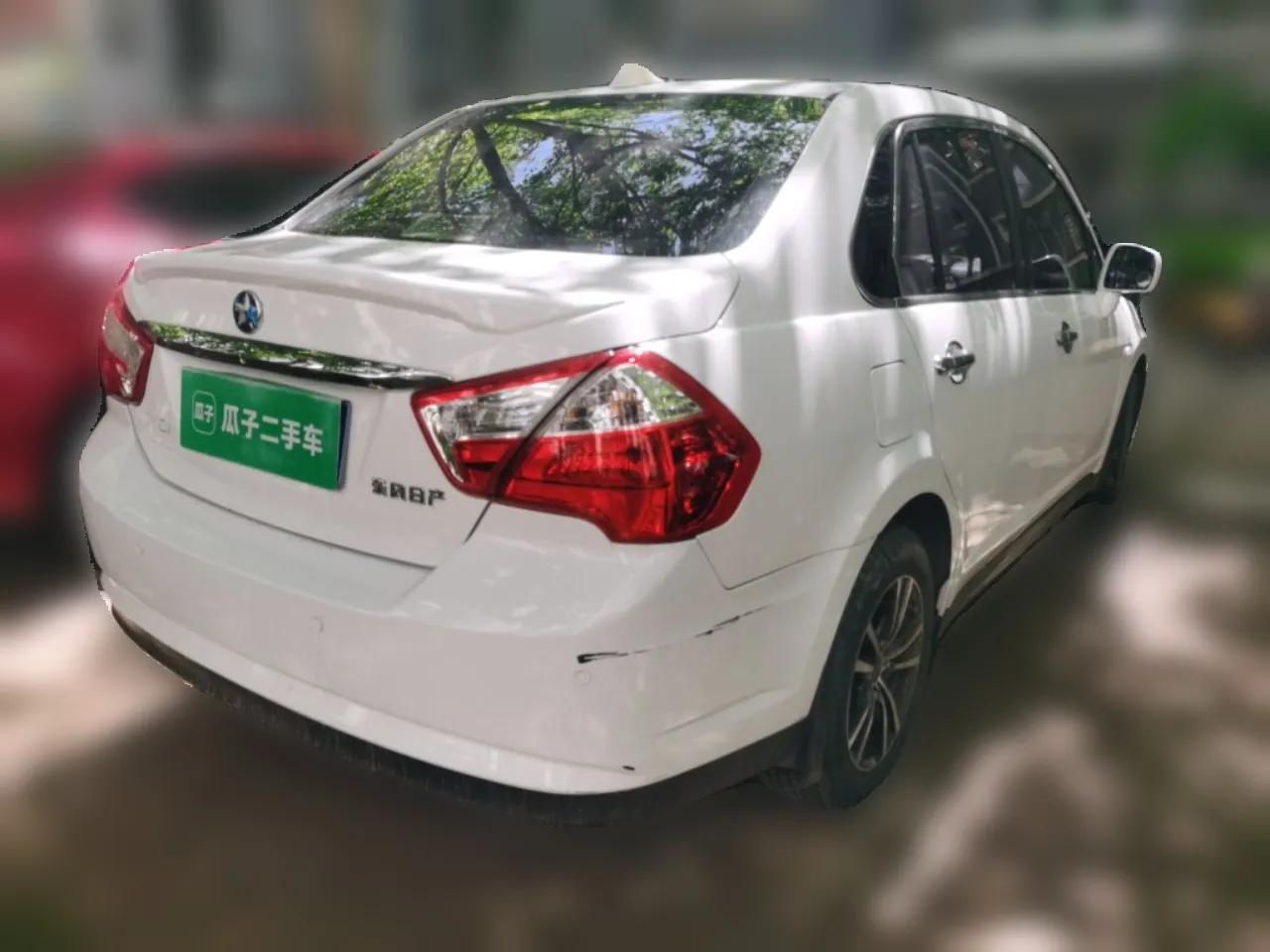 Venucia D50 2013 1.6L Automatic Fashion Edition — миниатюра 6