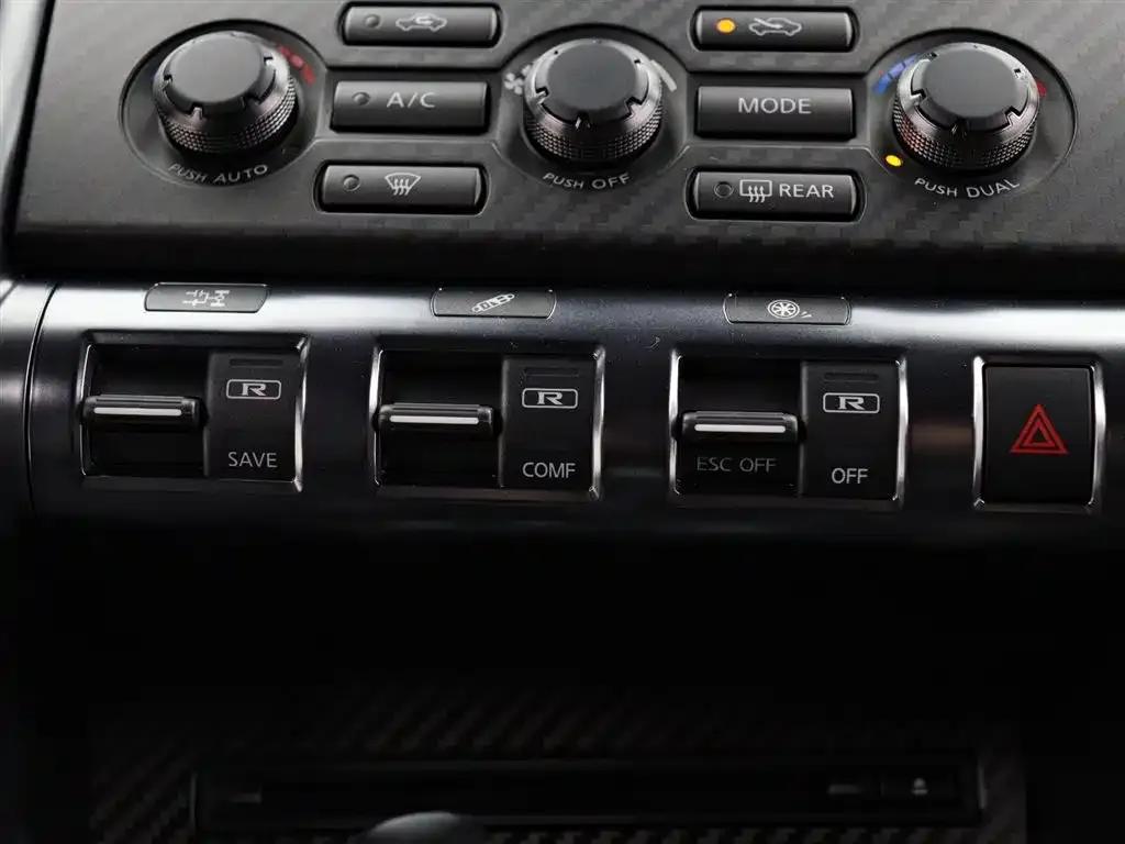2015 Nissan GT-R 3.8T Dynamic Black Interior Edition — миниатюра 19