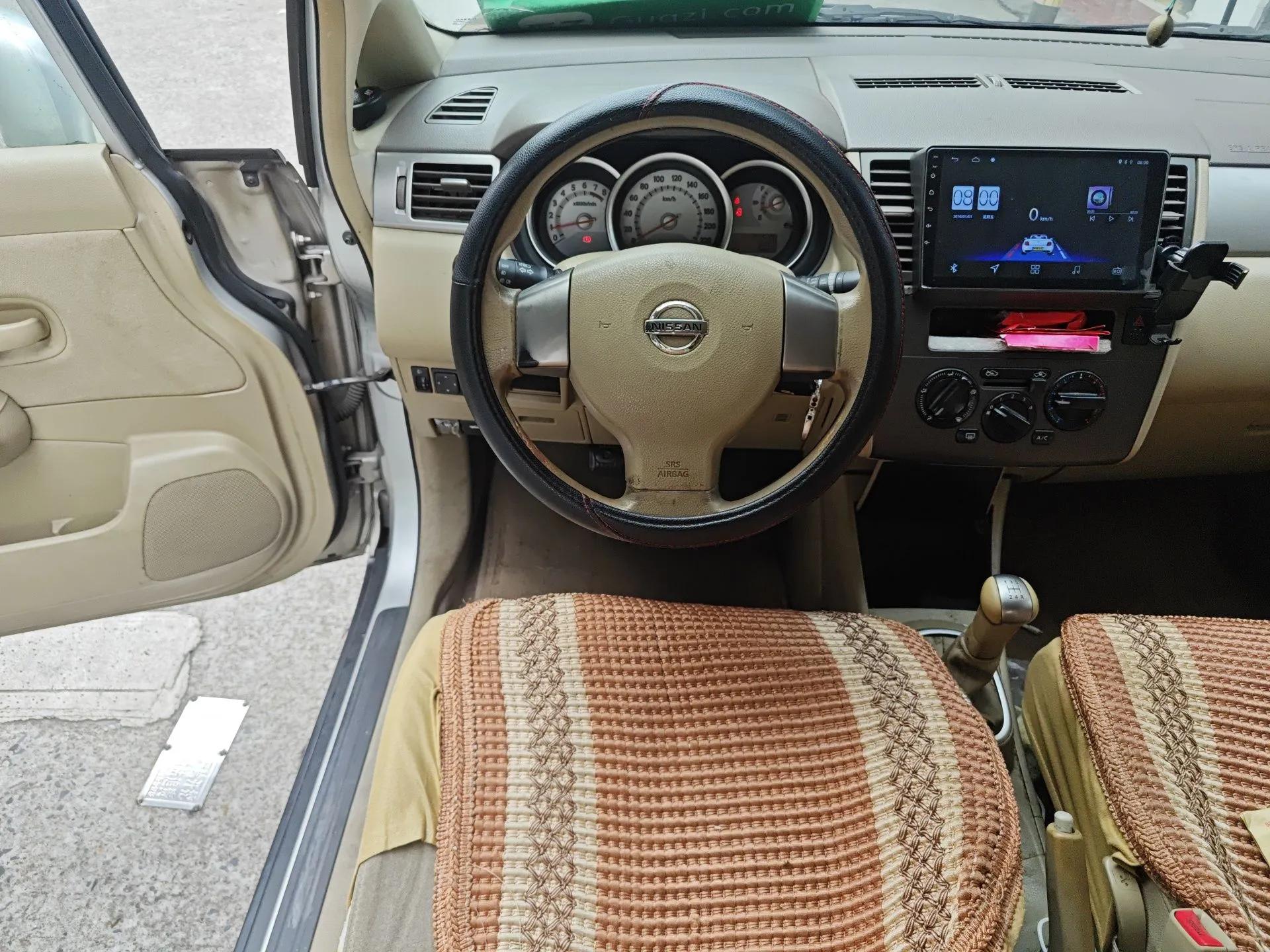 Nissan Tiida Sedan 2008 1.6L Manual Fashion Edition — миниатюра 11