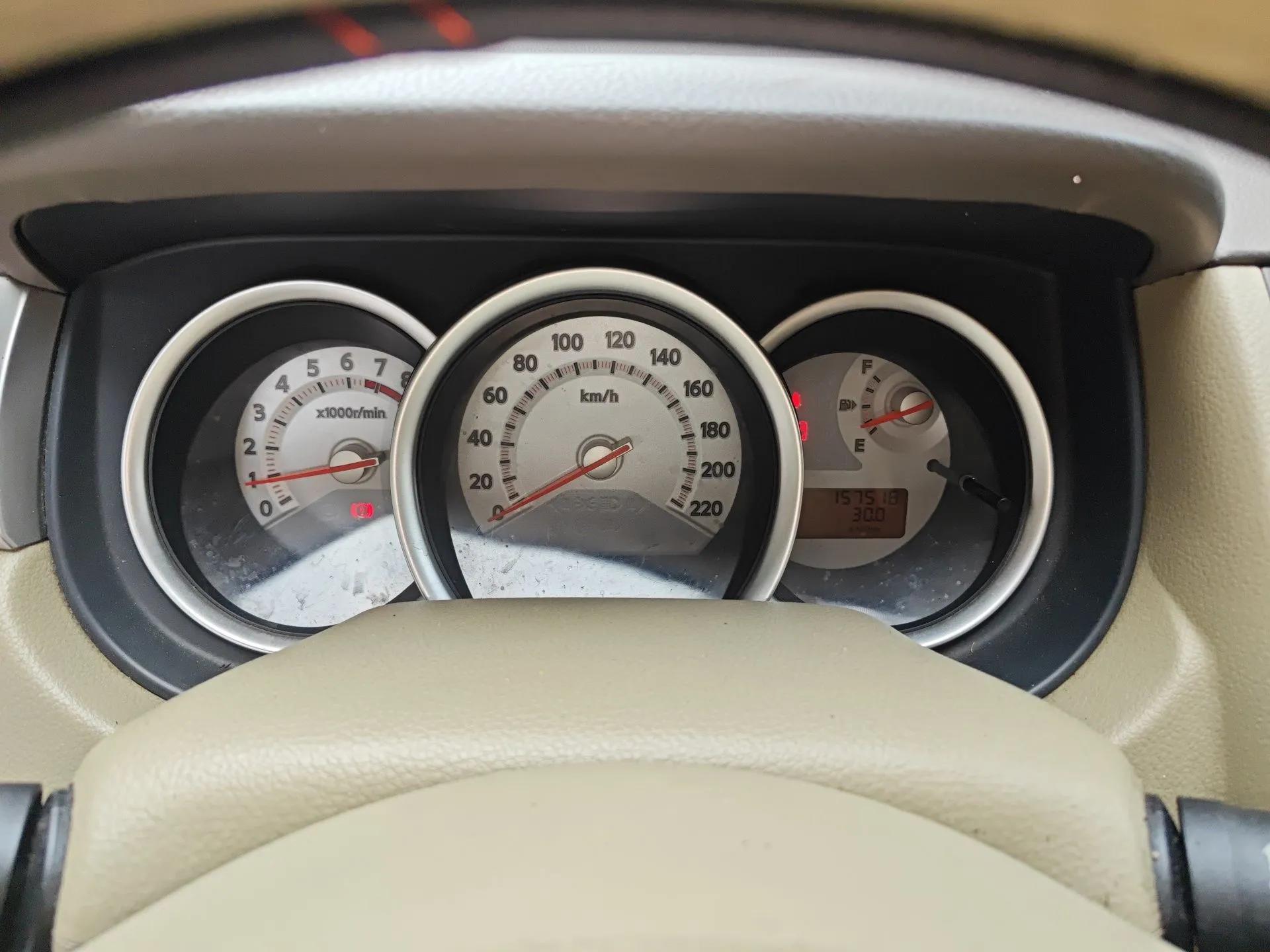 Nissan Tiida Sedan 2008 1.6L Manual Fashion Edition — миниатюра 12