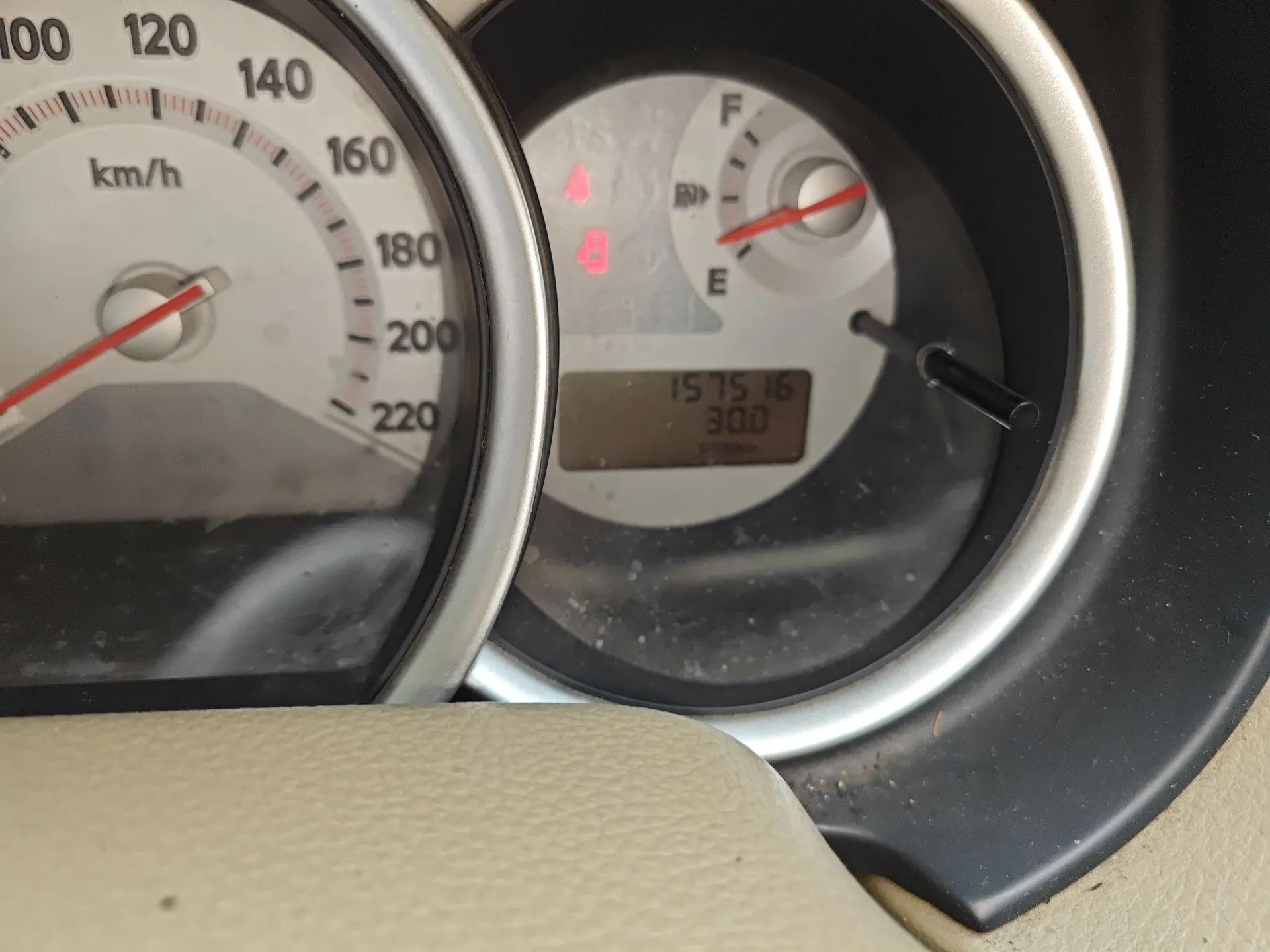 Nissan Tiida Sedan 2008 1.6L Manual Fashion Edition — миниатюра 13