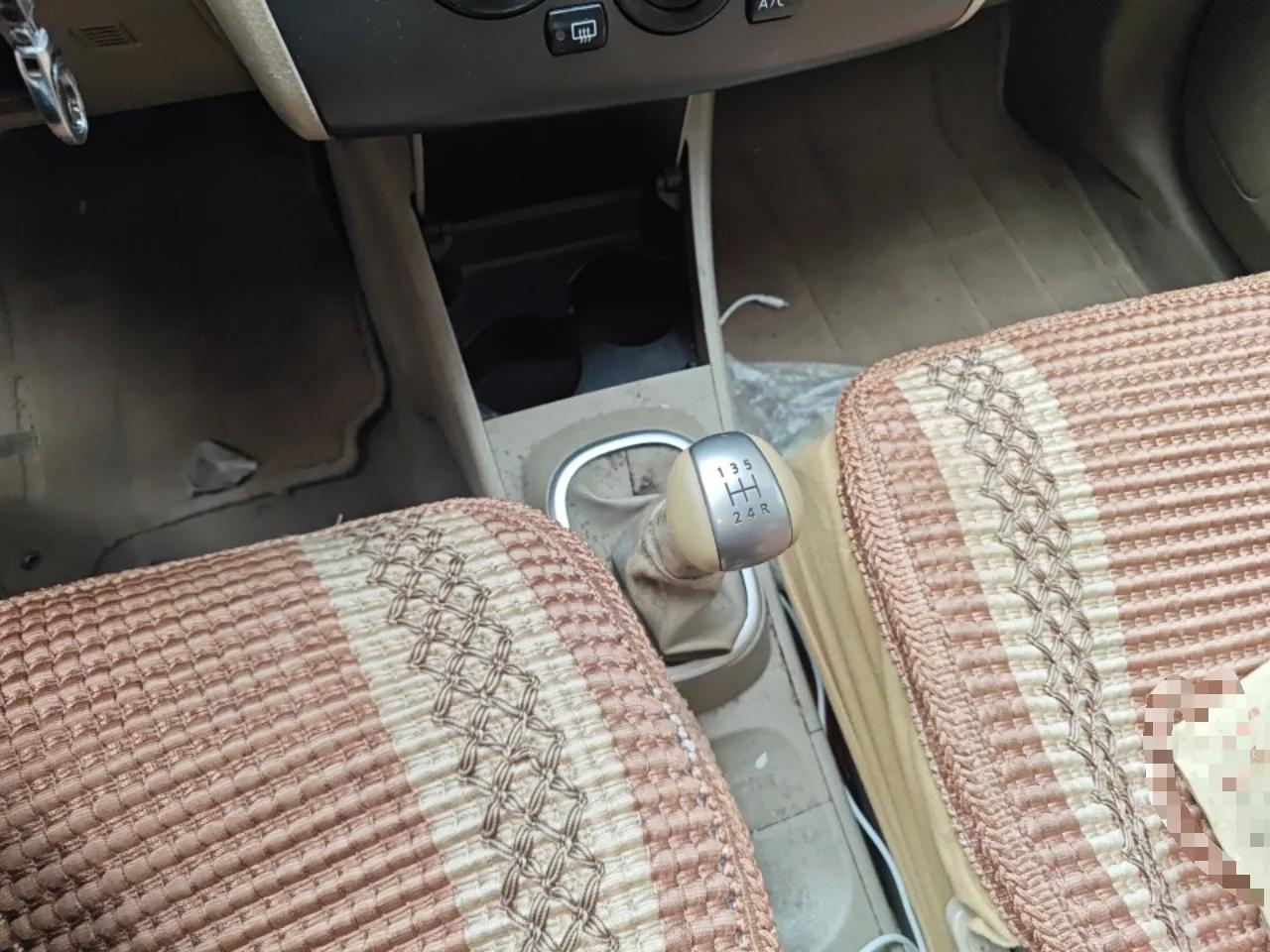 Nissan Tiida Sedan 2008 1.6L Manual Fashion Edition — миниатюра 15