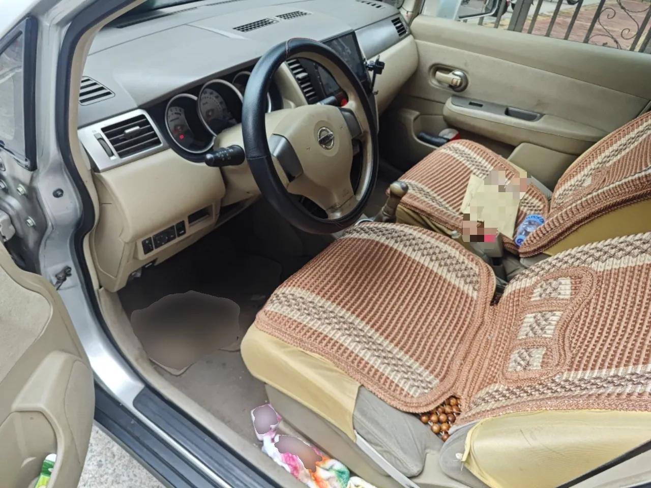 Nissan Tiida Sedan 2008 1.6L Manual Fashion Edition — миниатюра 17