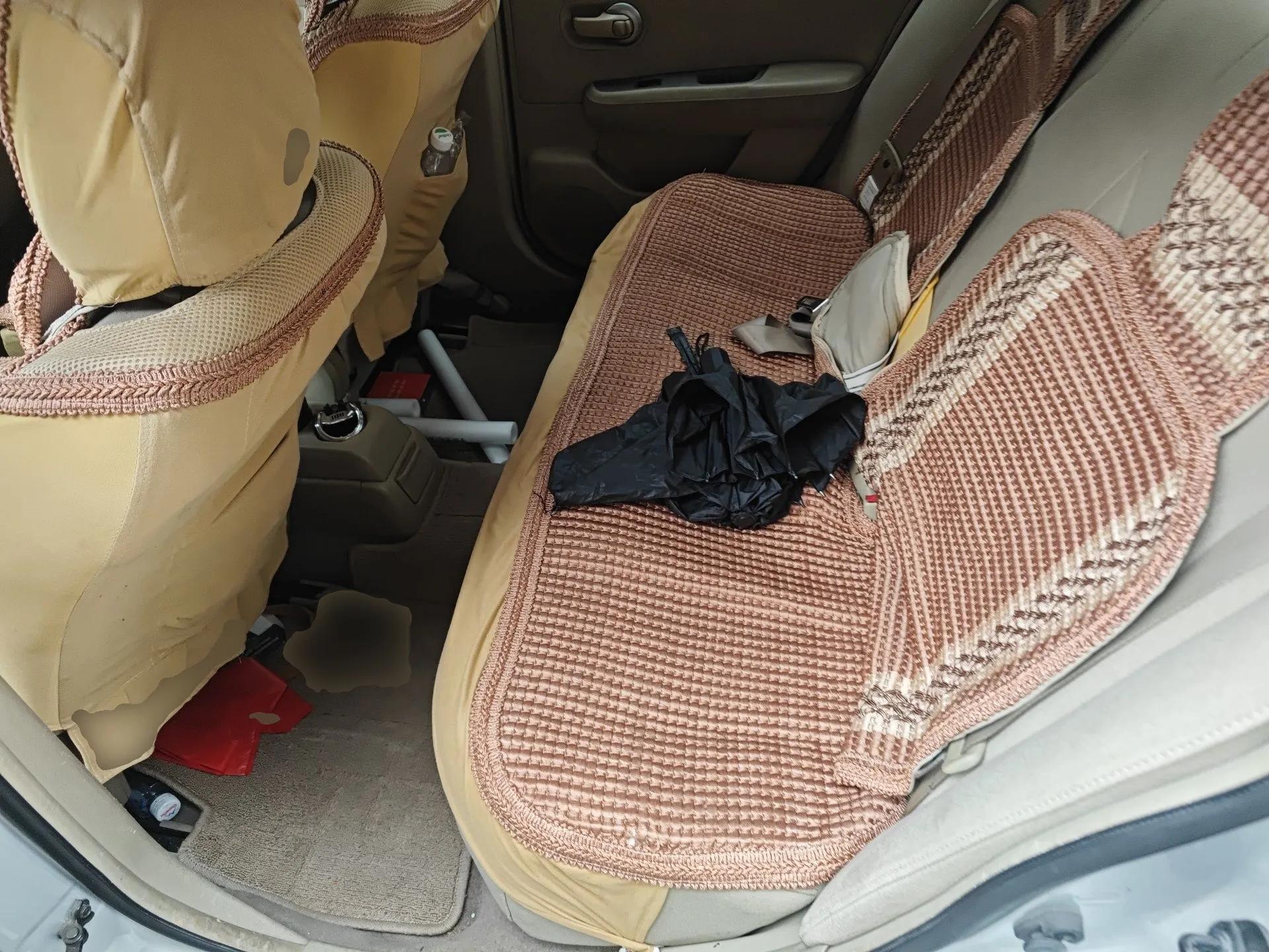 Nissan Tiida Sedan 2008 1.6L Manual Fashion Edition — миниатюра 18