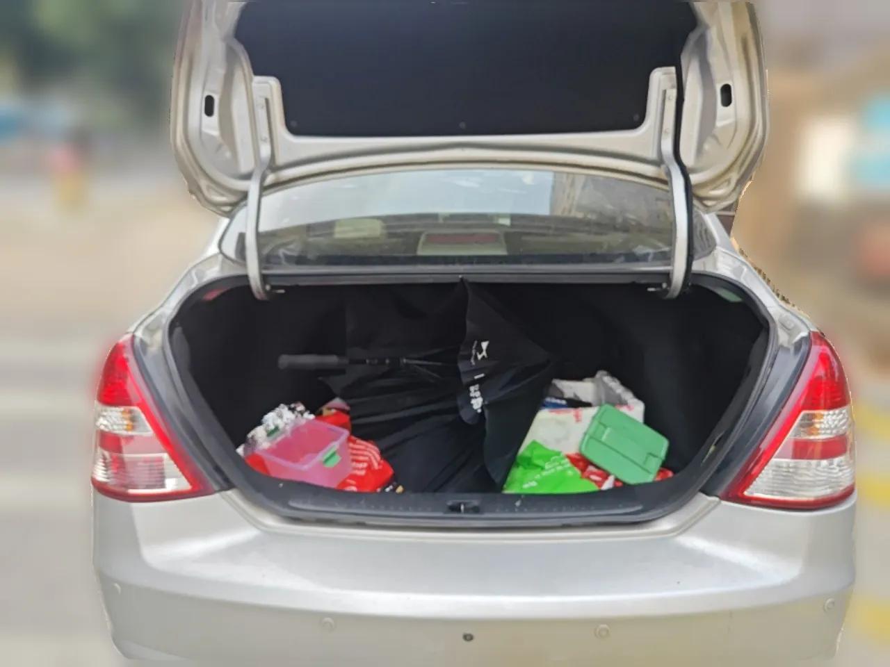 Nissan Tiida Sedan 2008 1.6L Manual Fashion Edition — миниатюра 20