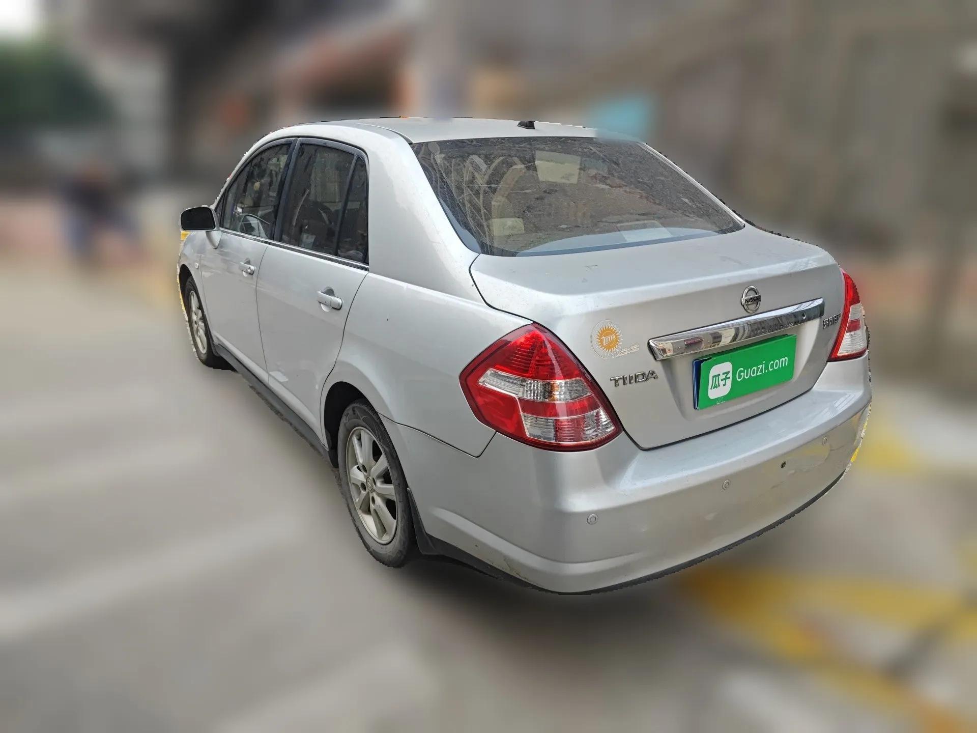 Nissan Tiida Sedan 2008 1.6L Manual Fashion Edition — миниатюра 4