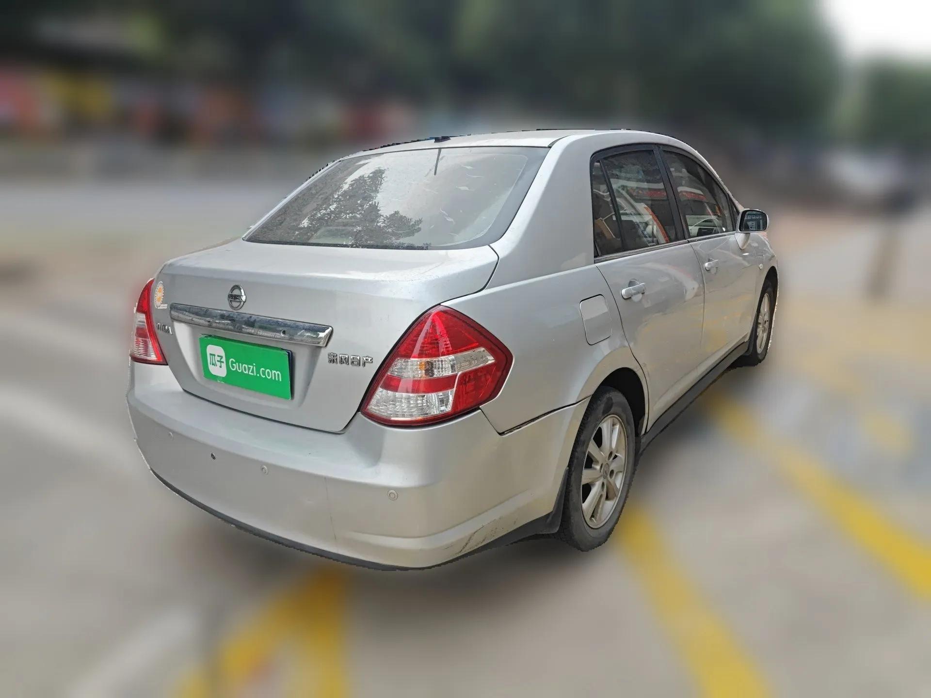 Nissan Tiida Sedan 2008 1.6L Manual Fashion Edition — миниатюра 6