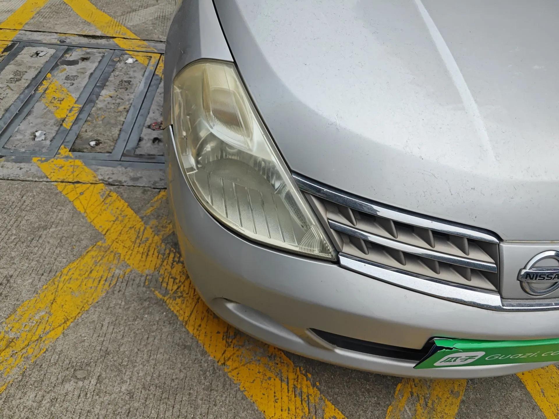 Nissan Tiida Sedan 2008 1.6L Manual Fashion Edition — миниатюра 7