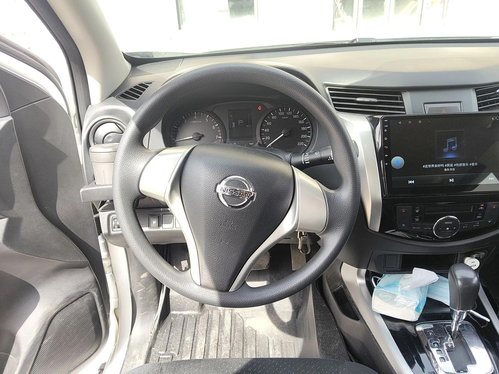 Nissan Navara 2017 2.5L Automatic 2WD Luxury Edition QR25 — миниатюра 11