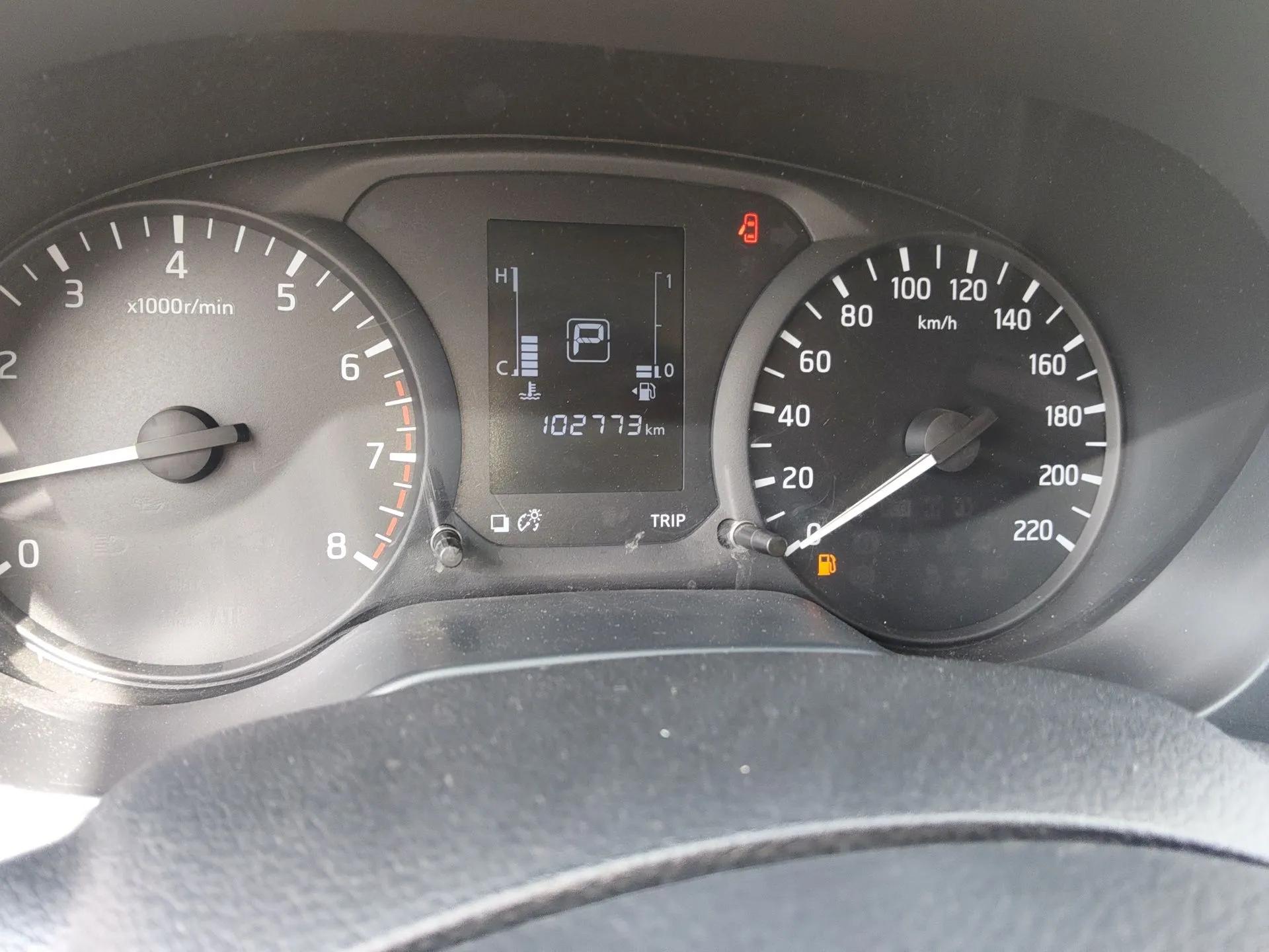Nissan Navara 2017 2.5L Automatic 2WD Luxury Edition QR25 — миниатюра 13