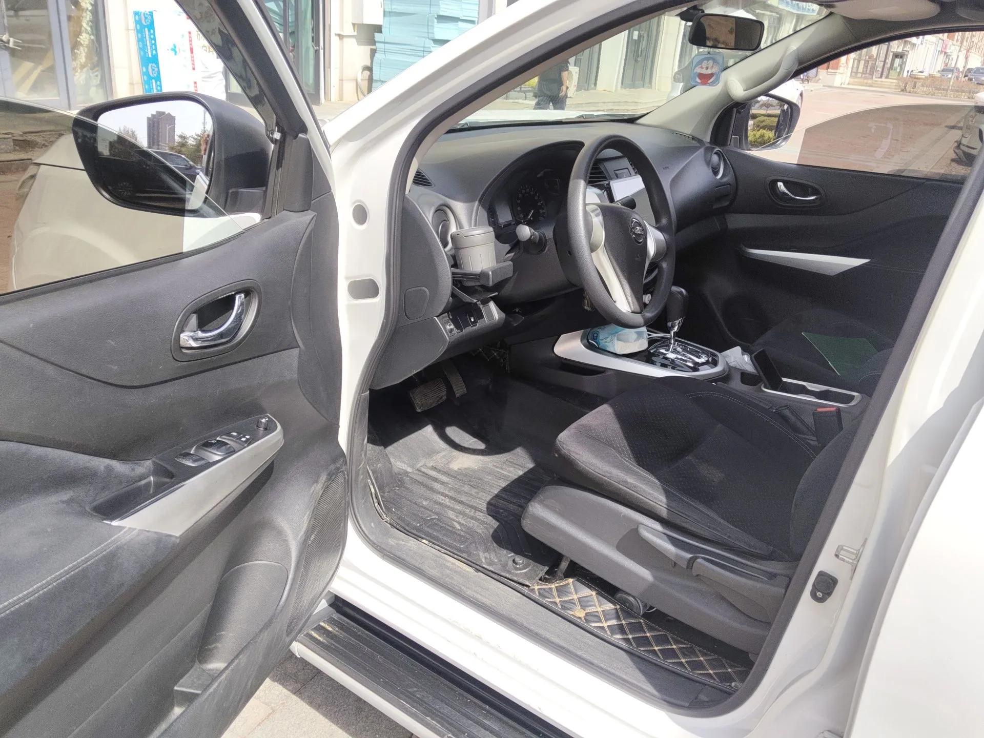 Nissan Navara 2017 2.5L Automatic 2WD Luxury Edition QR25 — миниатюра 17