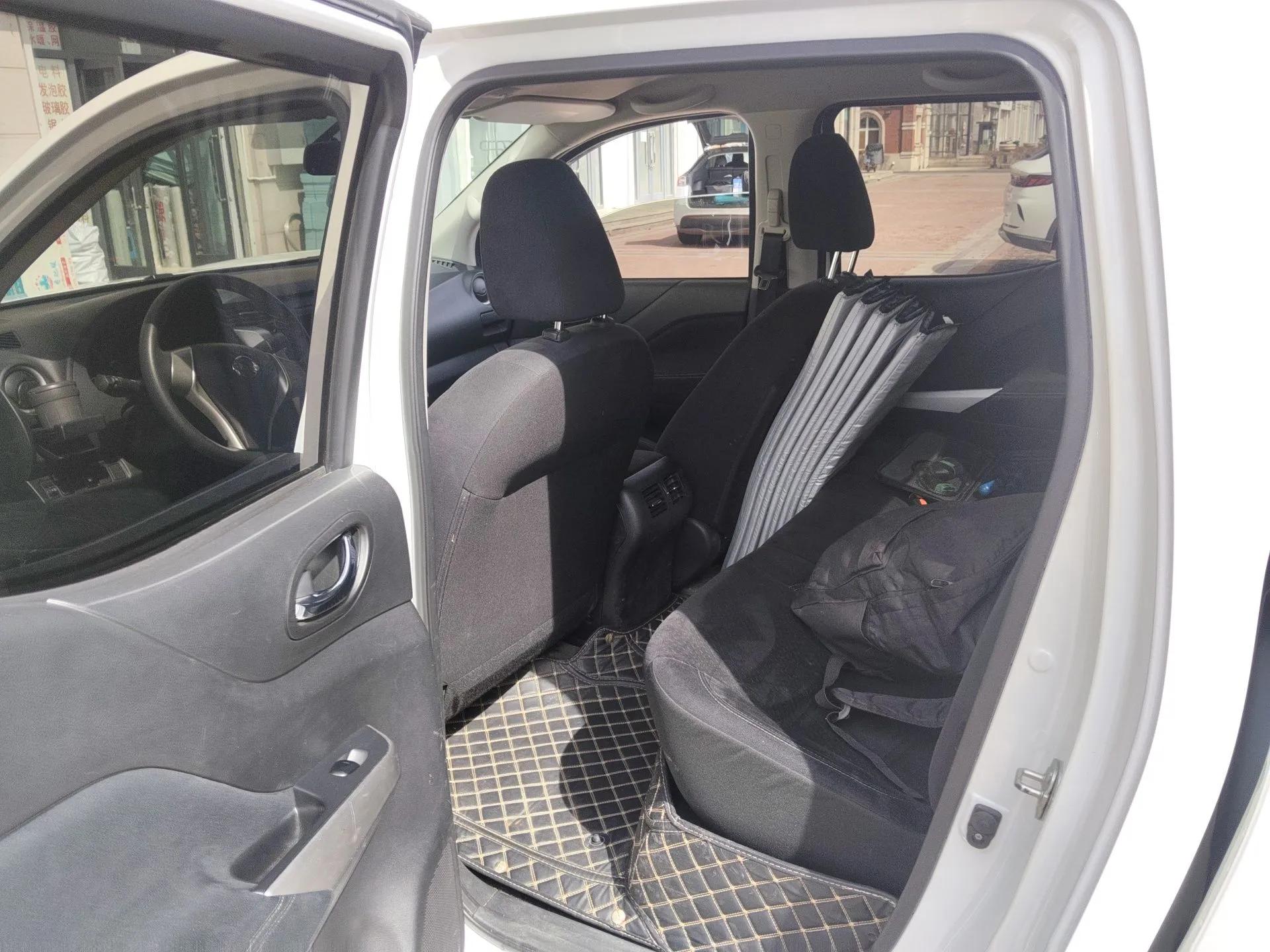 Nissan Navara 2017 2.5L Automatic 2WD Luxury Edition QR25 — миниатюра 18