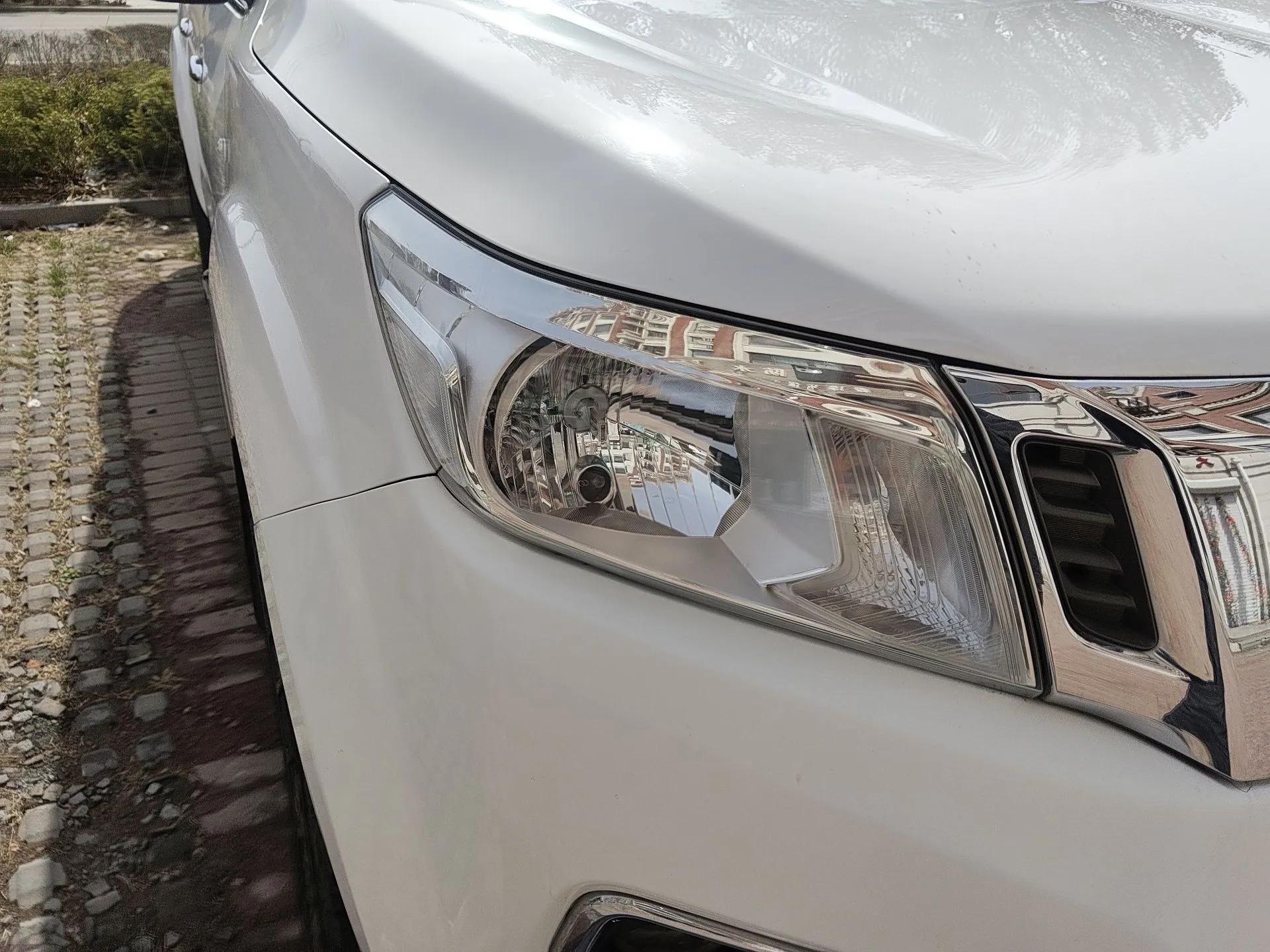 Nissan Navara 2017 2.5L Automatic 2WD Luxury Edition QR25 — миниатюра 7