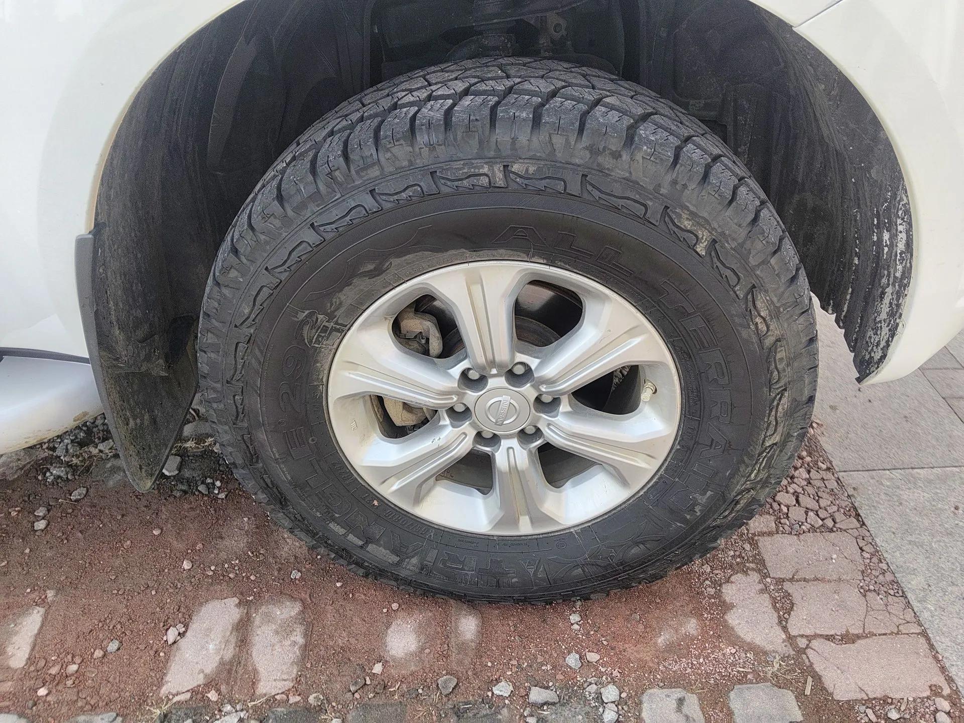Nissan Navara 2017 2.5L Automatic 2WD Luxury Edition QR25 — миниатюра 8