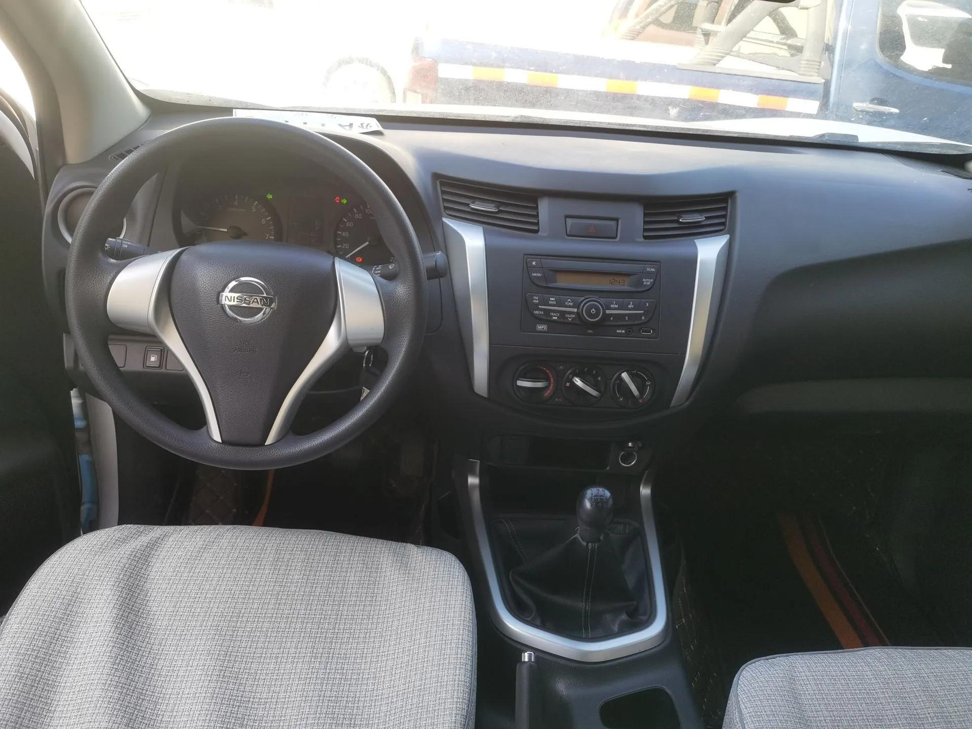 Nissan Navara 2017 2.5L Automatic 2WD Luxury Edition QR25 — миниатюра 12