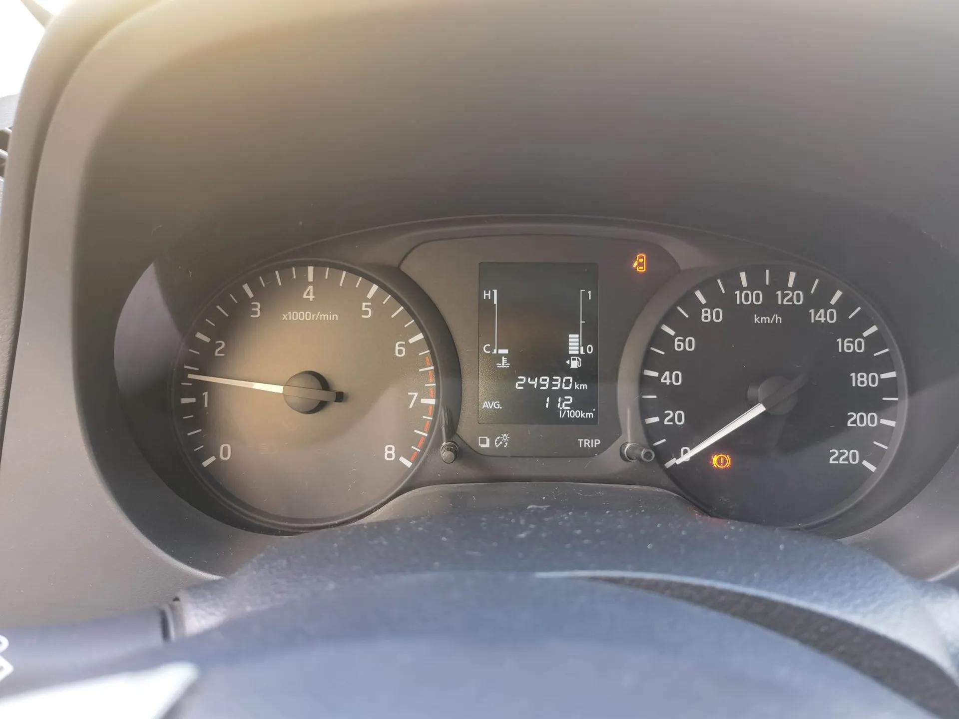 Nissan Navara 2017 2.5L Automatic 2WD Luxury Edition QR25 — миниатюра 14