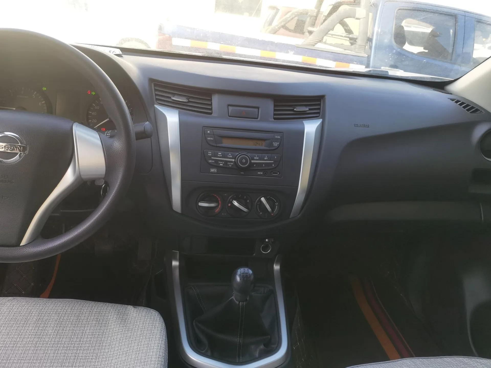 Nissan Navara 2017 2.5L Automatic 2WD Luxury Edition QR25 — миниатюра 15