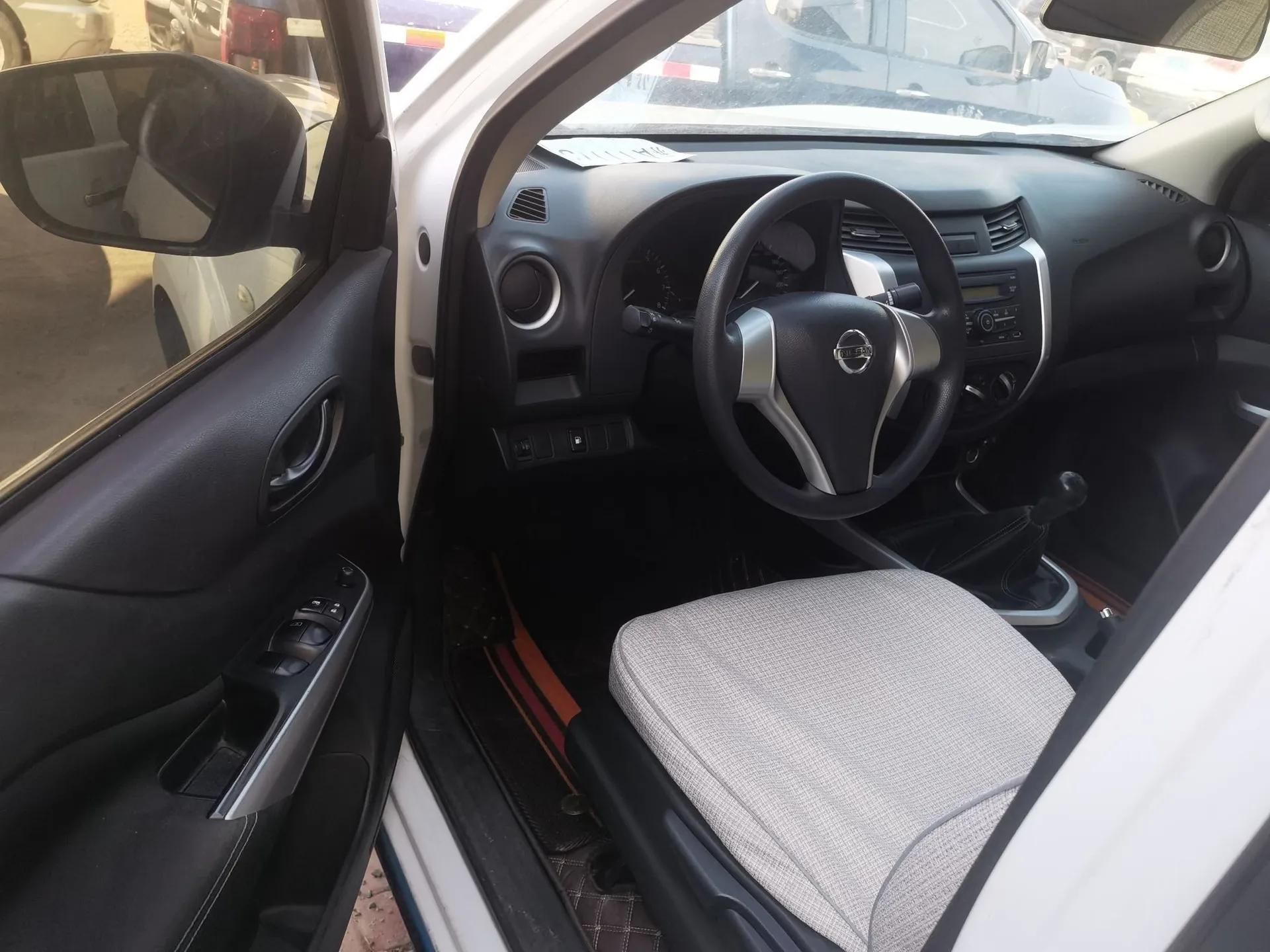 Nissan Navara 2017 2.5L Automatic 2WD Luxury Edition QR25 — миниатюра 18