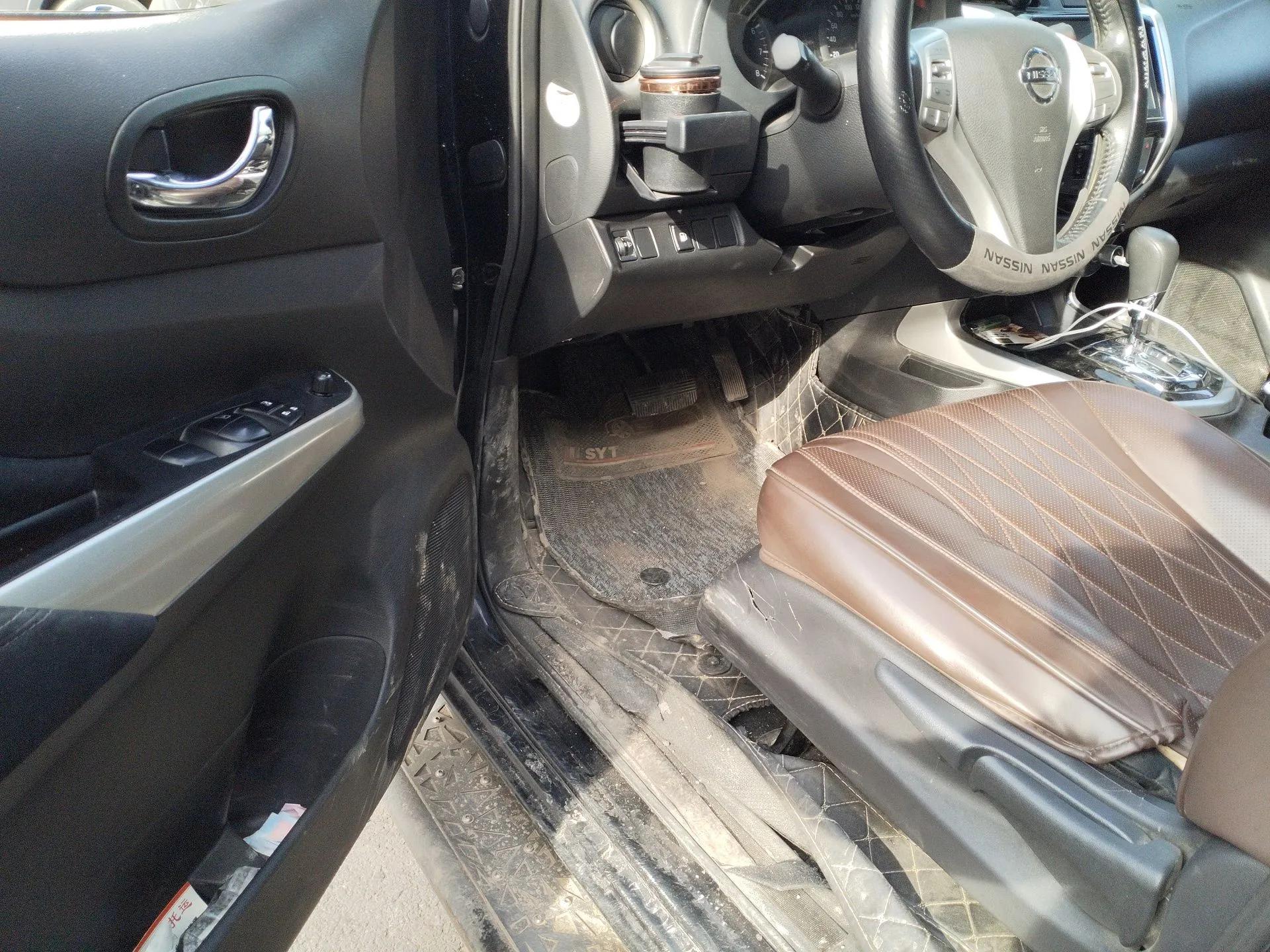 Nissan Navara 2017 2.5L Automatic 4x4 Luxury Edition QR25 — миниатюра 17