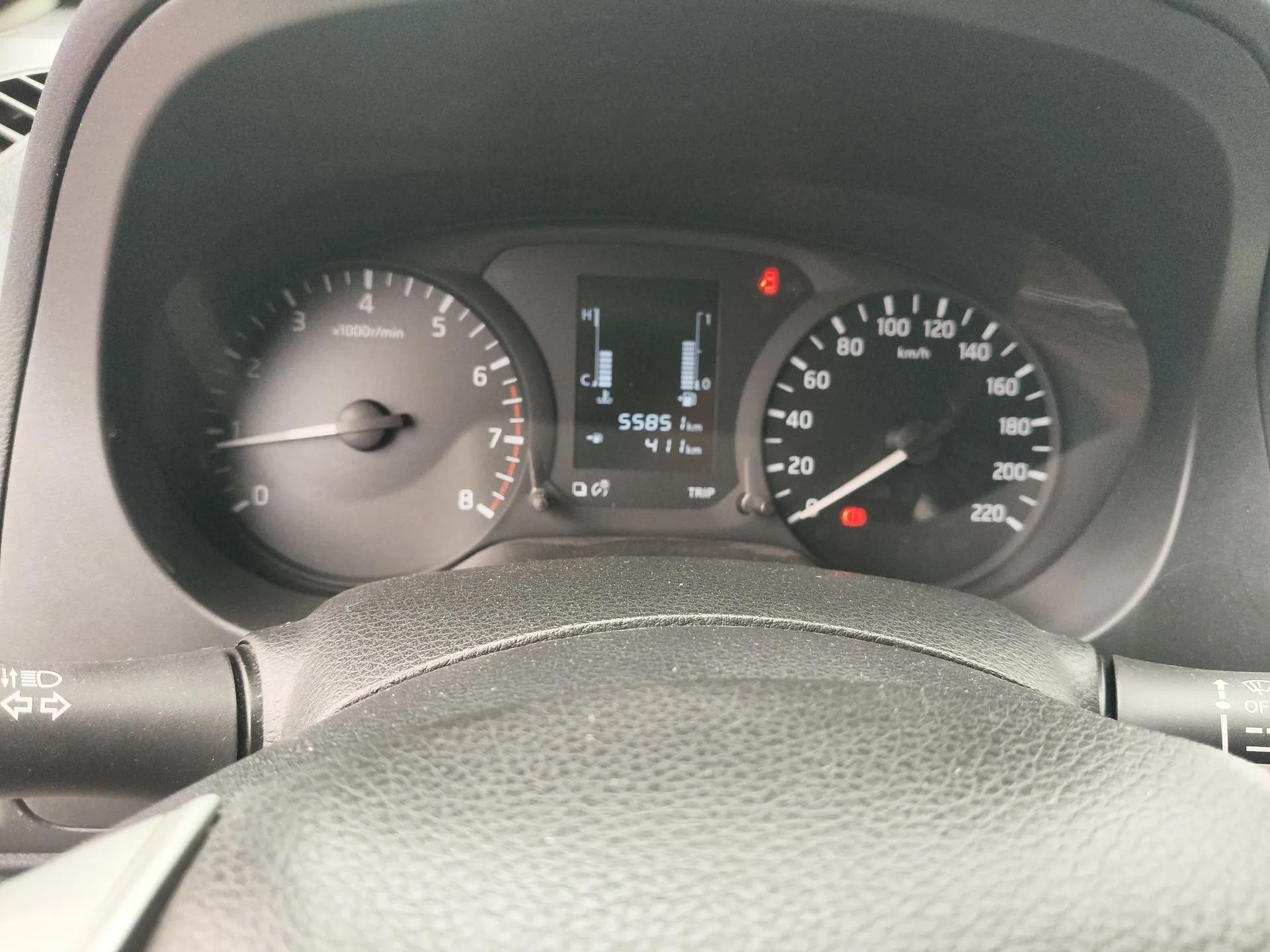 Nissan Navara 2017 2.5L Manual Two-Wheel Drive Luxury Edition QR25 — миниатюра 12