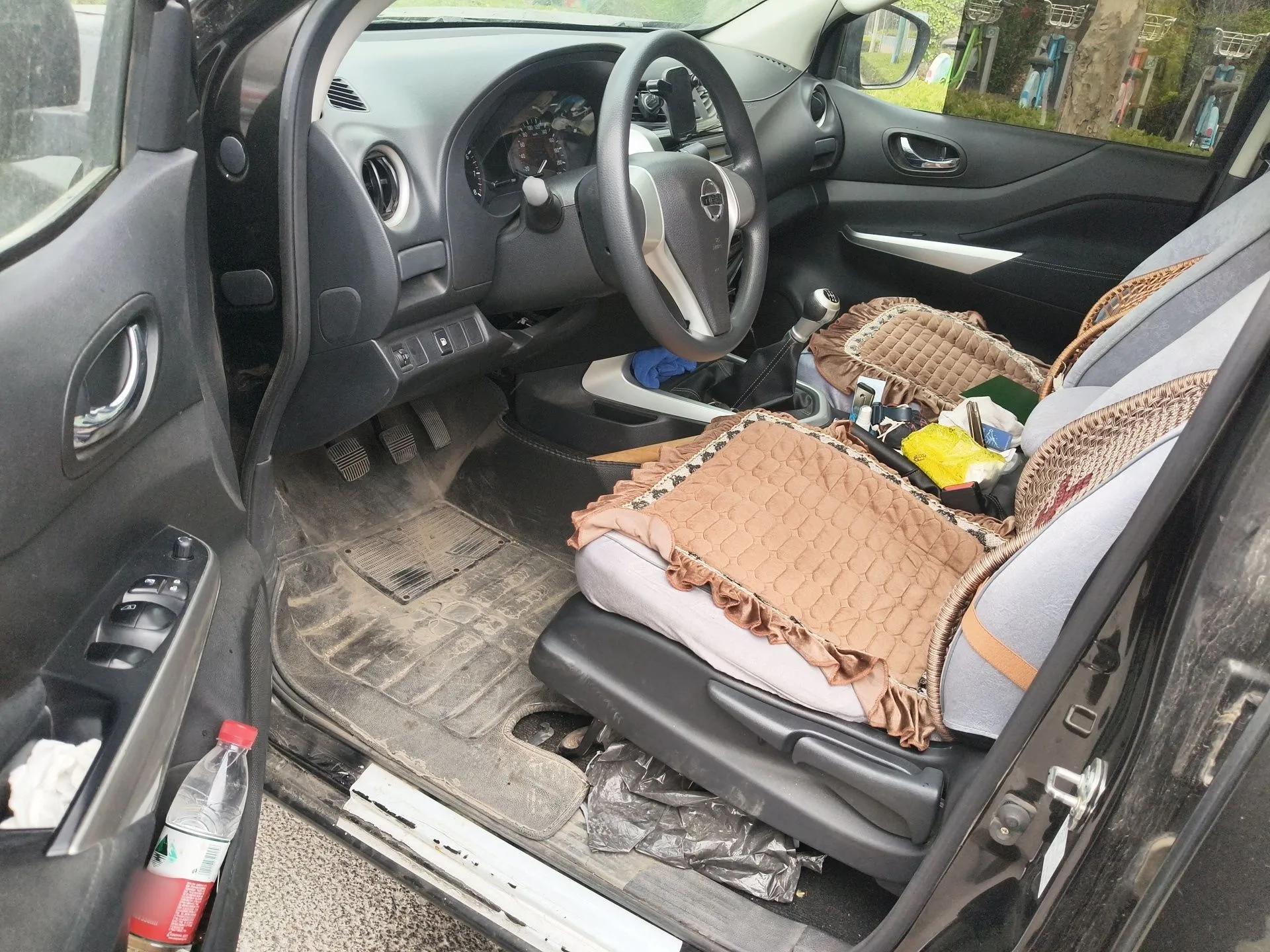 Nissan Navara 2017 2.5L Manual Two-Wheel Drive Luxury Edition QR25 — миниатюра 17