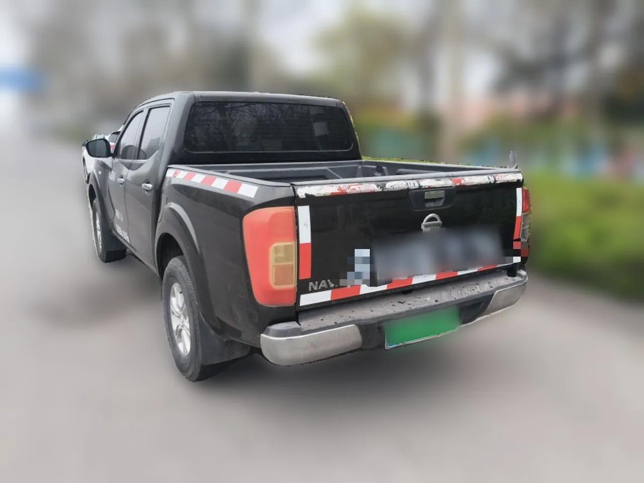 Nissan Navara 2017 2.5L Manual Two-Wheel Drive Luxury Edition QR25 — миниатюра 4