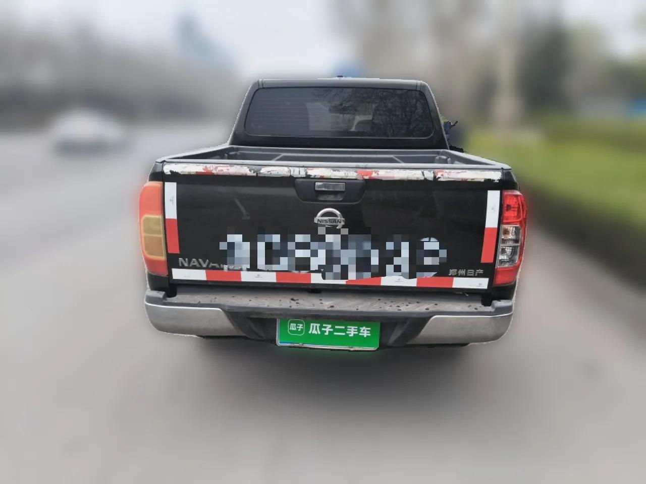 Nissan Navara 2017 2.5L Manual Two-Wheel Drive Luxury Edition QR25 — миниатюра 5