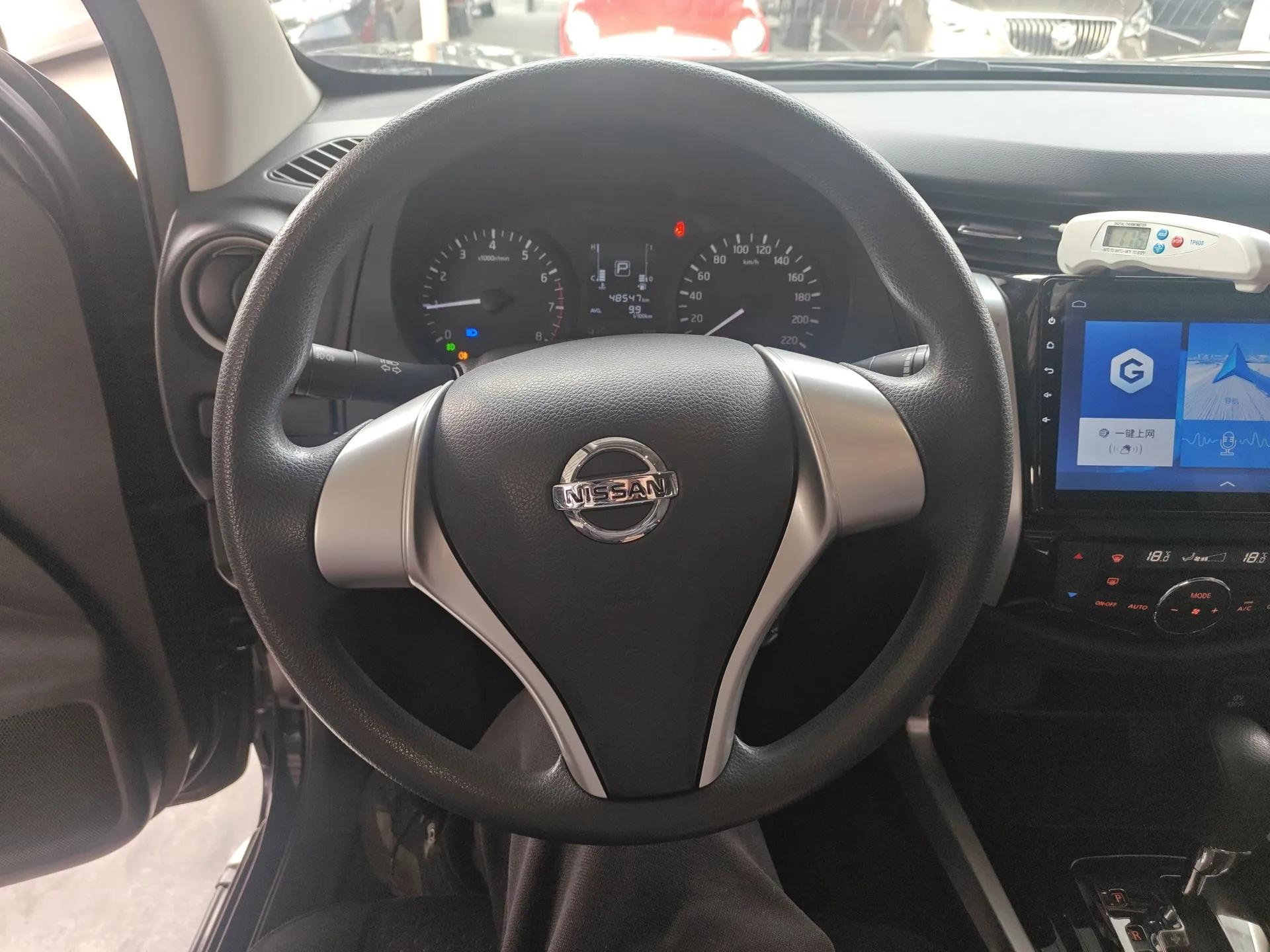 Nissan Navara 2017 2.5L Automatic 2WD Luxury Edition QR25 — миниатюра 14