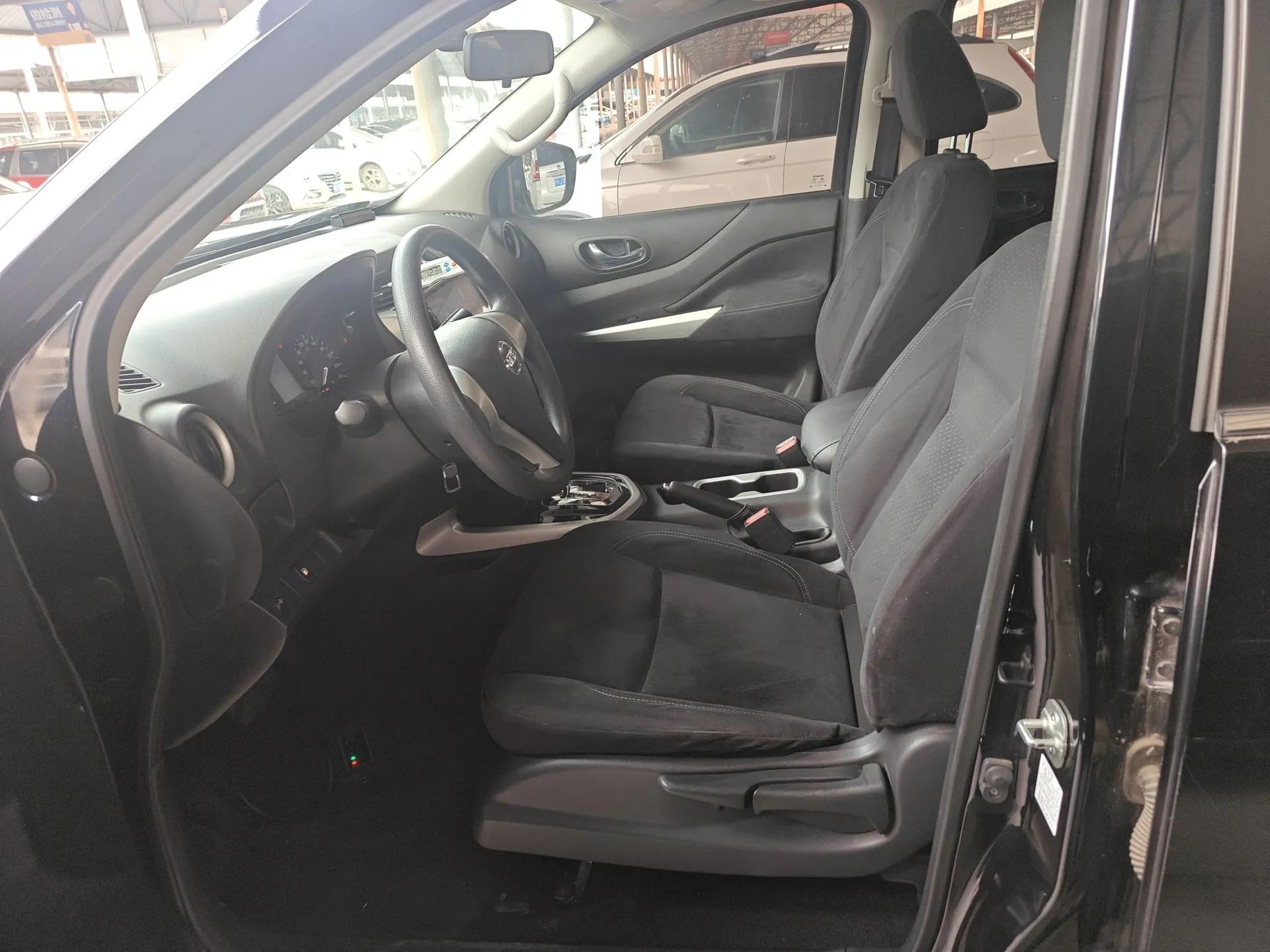 Nissan Navara 2017 2.5L Automatic 2WD Luxury Edition QR25 — миниатюра 18
