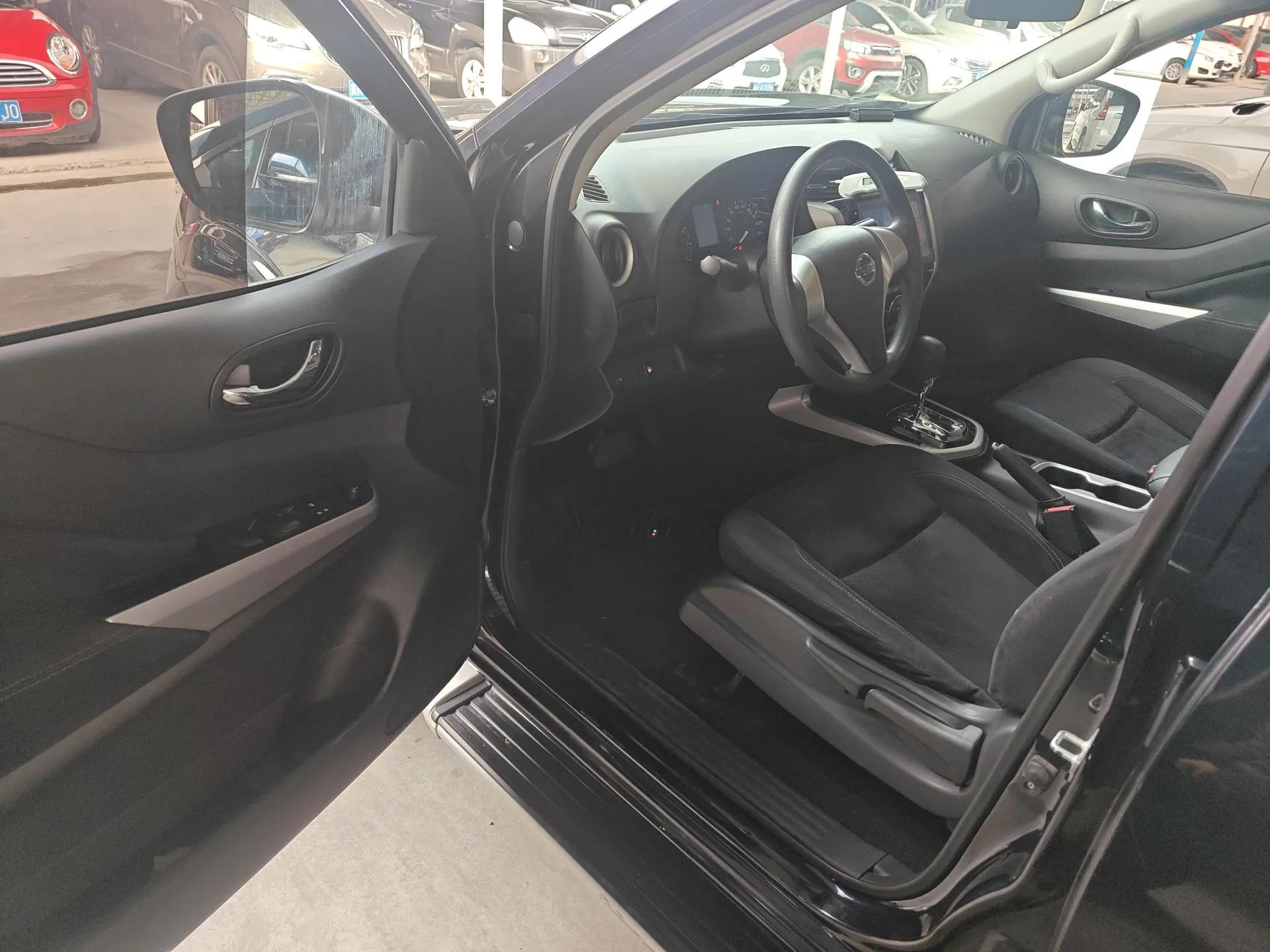 Nissan Navara 2017 2.5L Automatic 2WD Luxury Edition QR25 — миниатюра 19