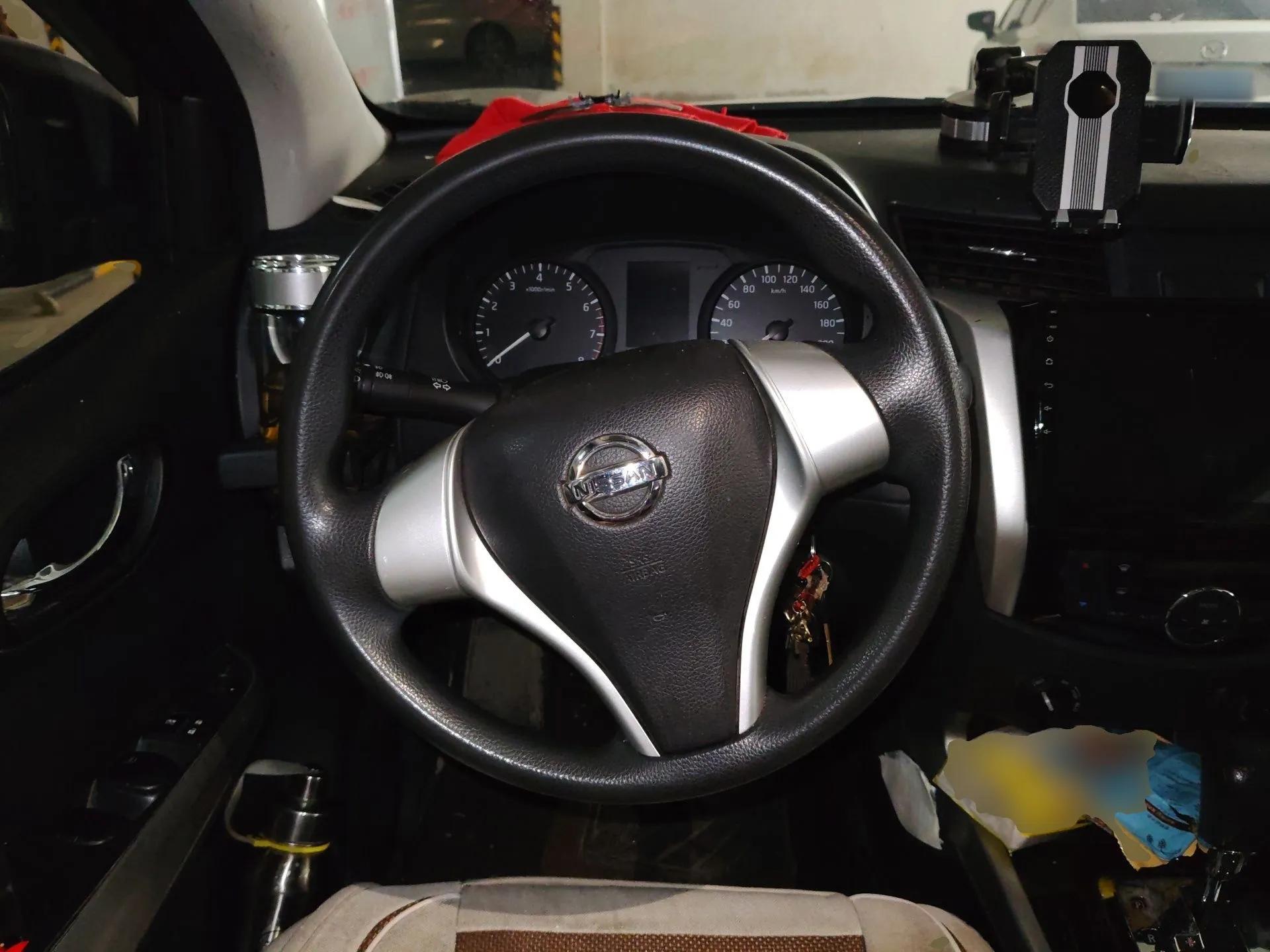 Nissan Navara 2017 2.5L Automatic 4x4 Luxury Edition QR25 — миниатюра 11