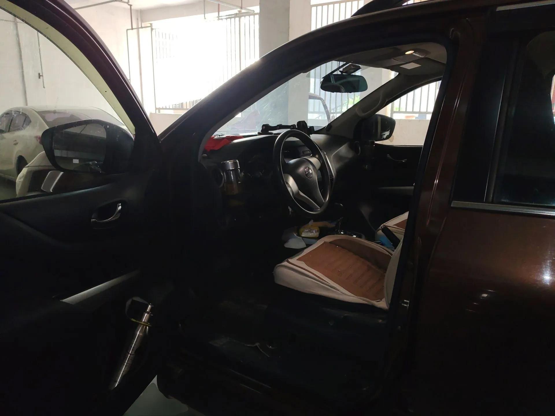 Nissan Navara 2017 2.5L Automatic 4x4 Luxury Edition QR25 — миниатюра 17
