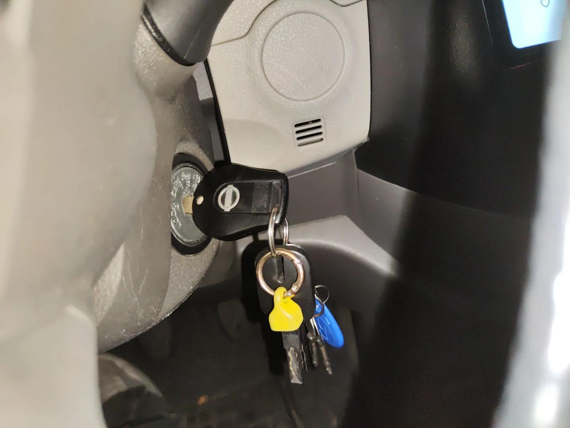 Nissan March 2010 1.5L Manual E-Xuan Edition — миниатюра 9