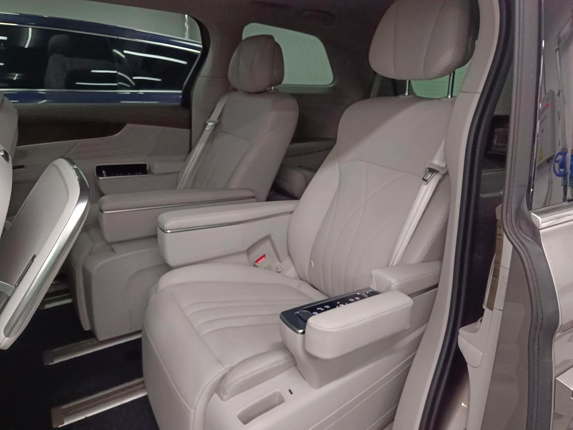 Roewe iMAX8 New Energy 2025 1.5T DMH Lu Zun Deluxe Edition — миниатюра 19