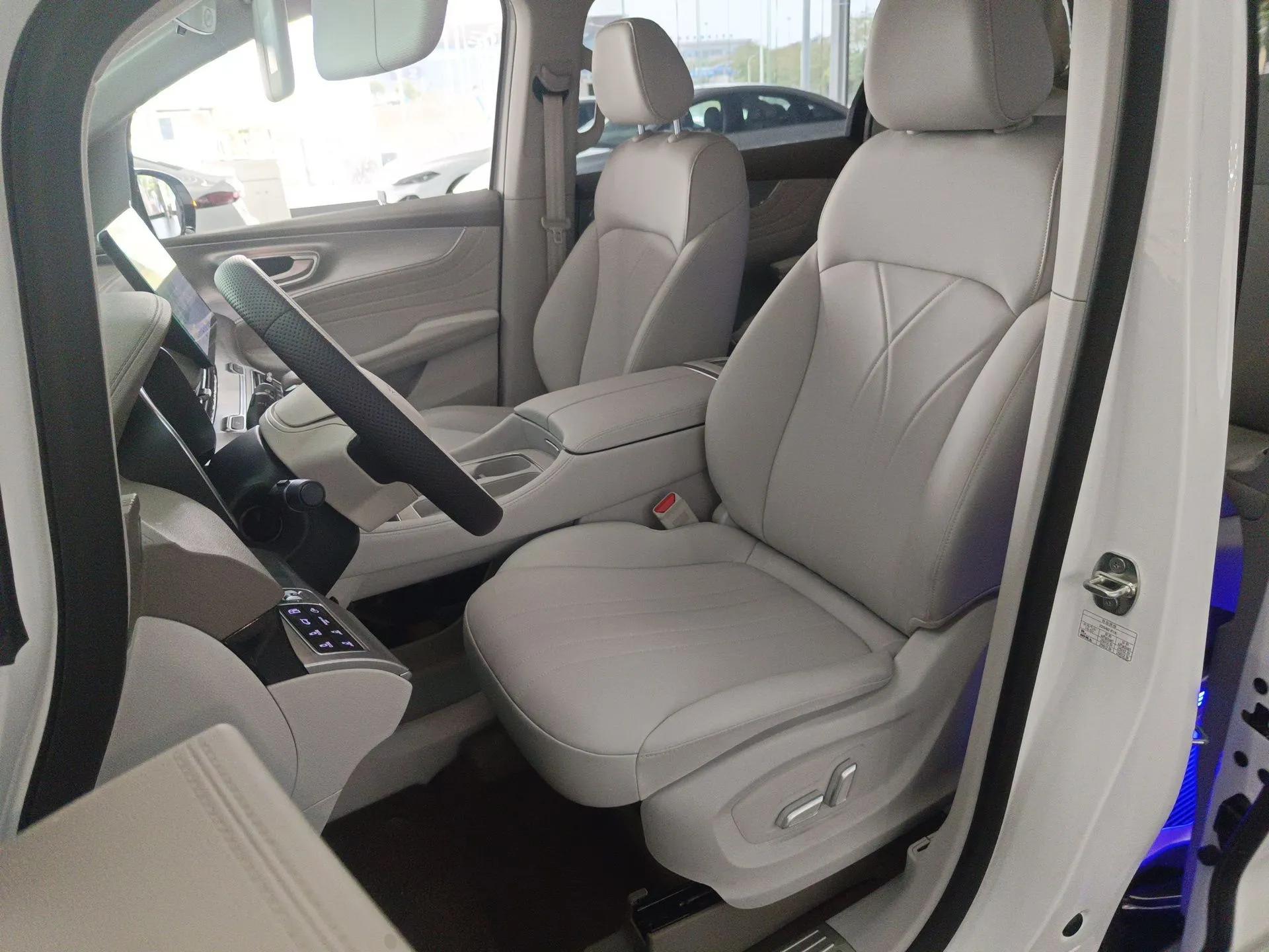 Roewe iMAX8 New Energy 2025 1.5T DMH Lu Zun Deluxe Edition — миниатюра 18