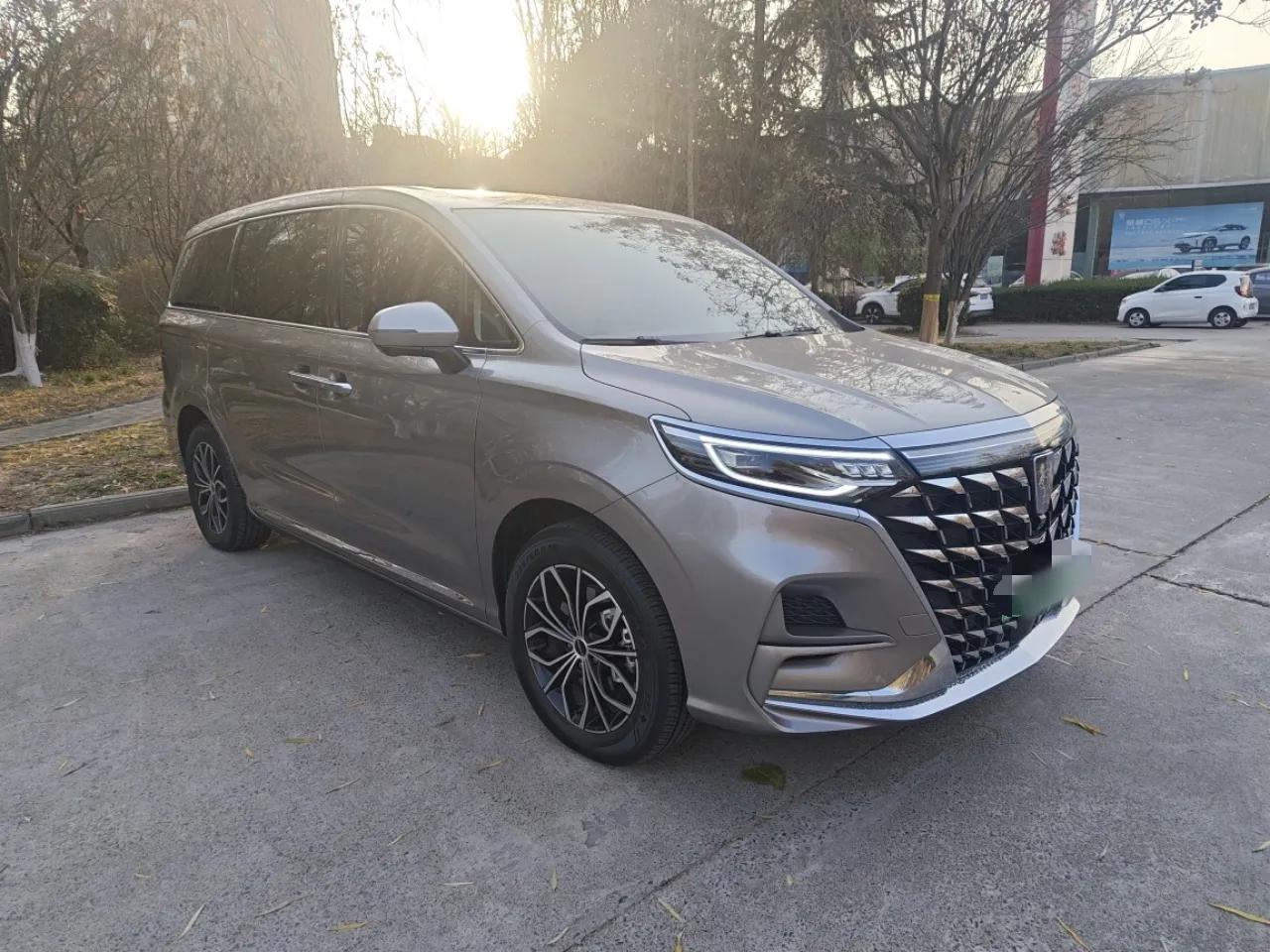 Roewe iMAX8 New Energy 2025 1.5T DMH Lu Zun Deluxe Edition — миниатюра 3