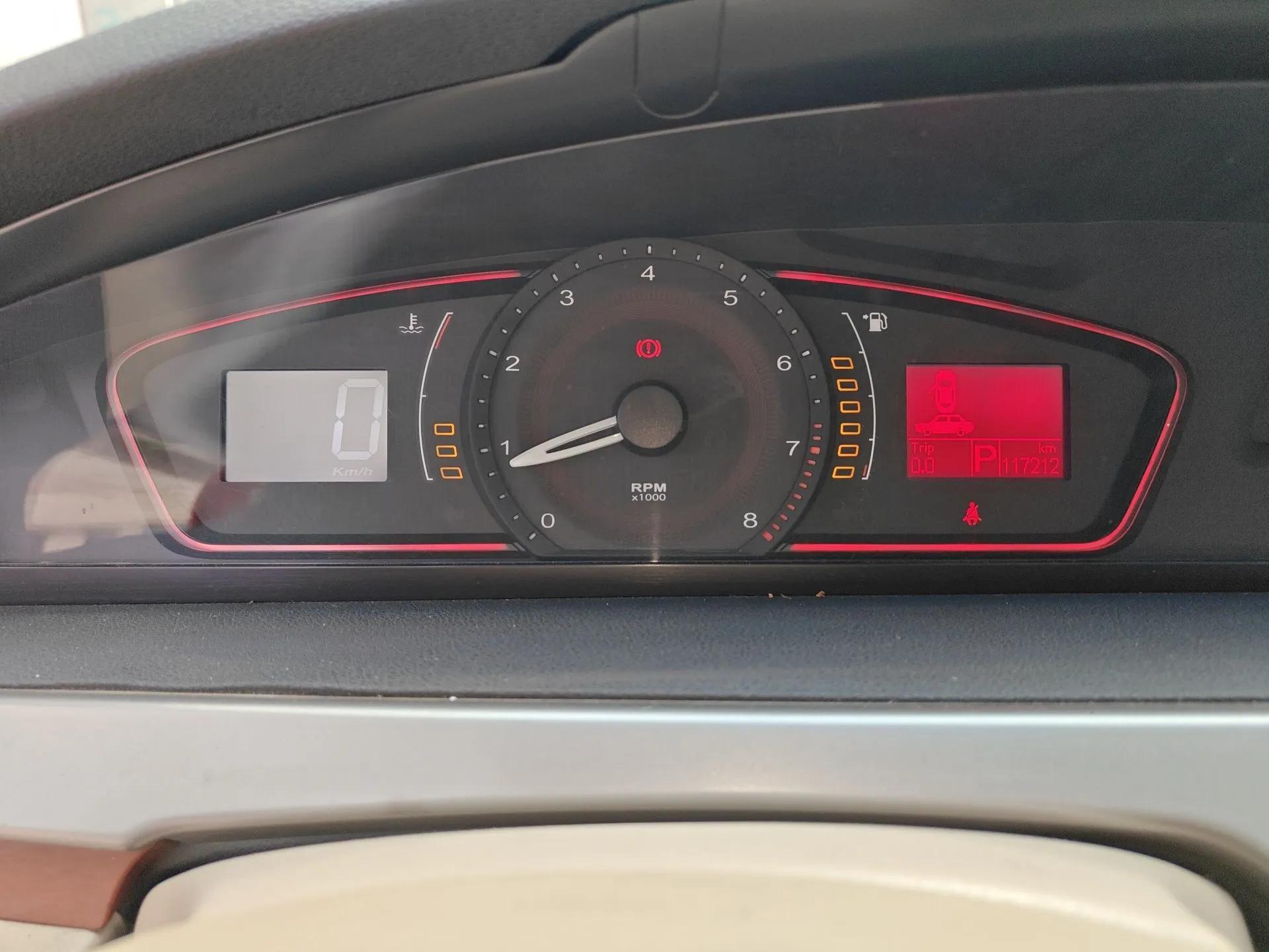 Roewe 550 2010 550 1.8L Automatic Expo Style Edition — миниатюра 12
