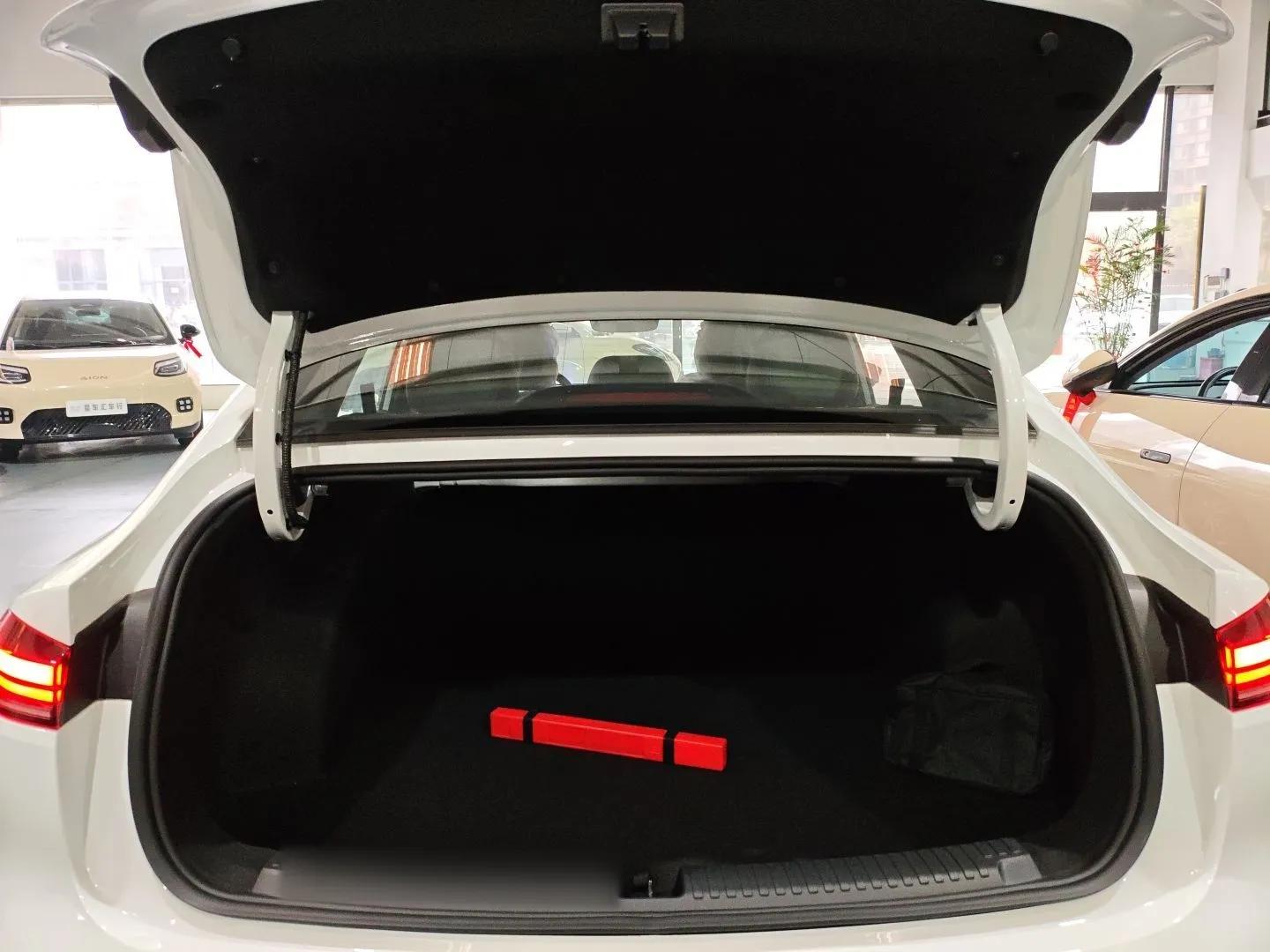 Roewe D6 2025 450km Deluxe Edition — миниатюра 22