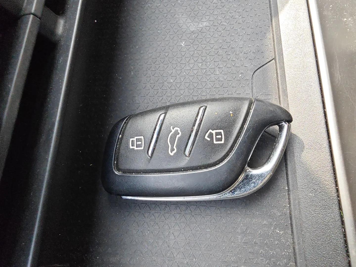 Roewe D5X DMH 2024 135 Tech Edition — миниатюра 12
